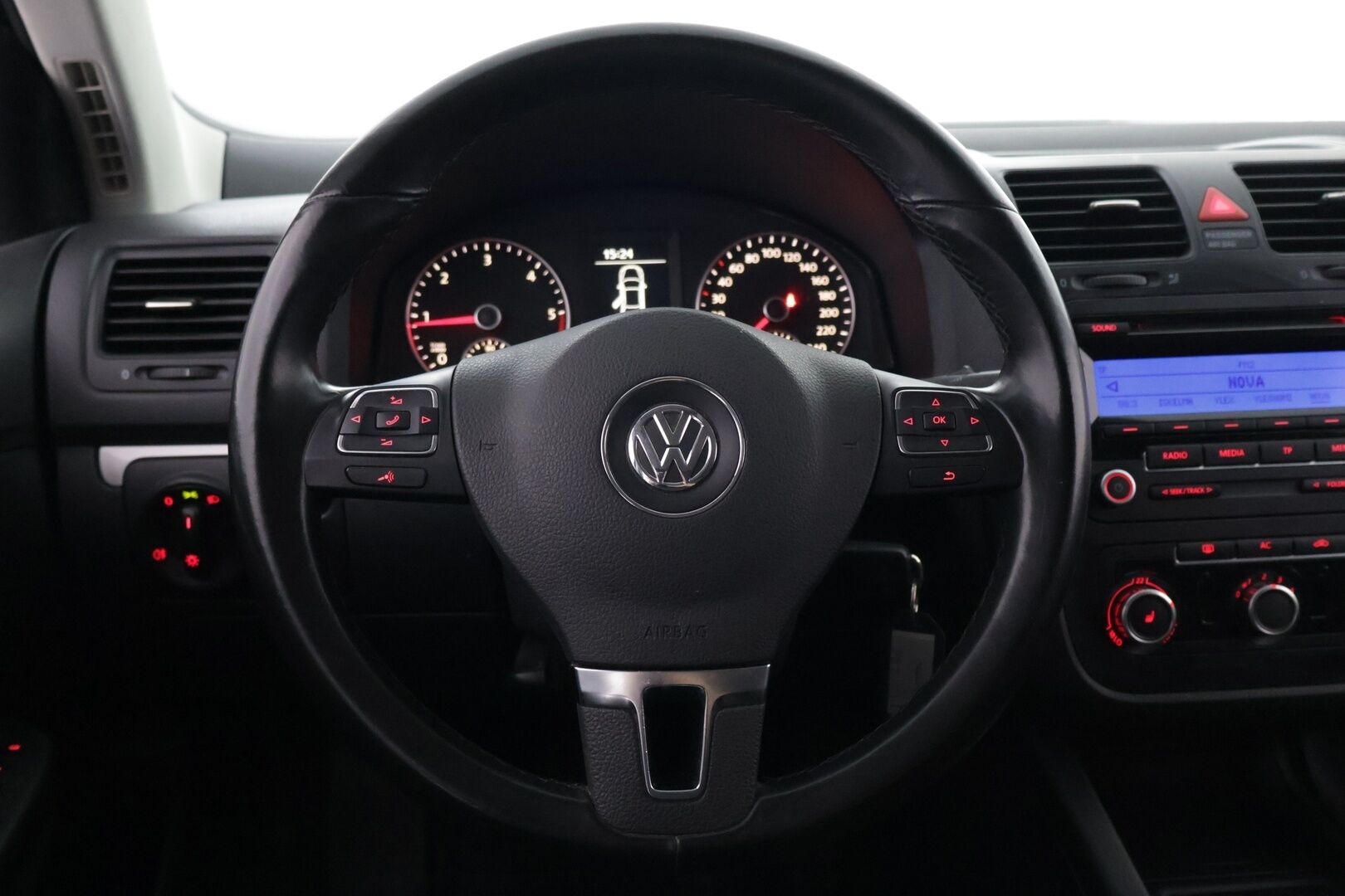 Volkswagen Jetta 2010 Luxline 1,6 TDI 77 kW (105 hv) - Vakkari | Lohko ja sisäpistoke | P-Tutkat | LED lisävalot | Penkinlämmittimet 