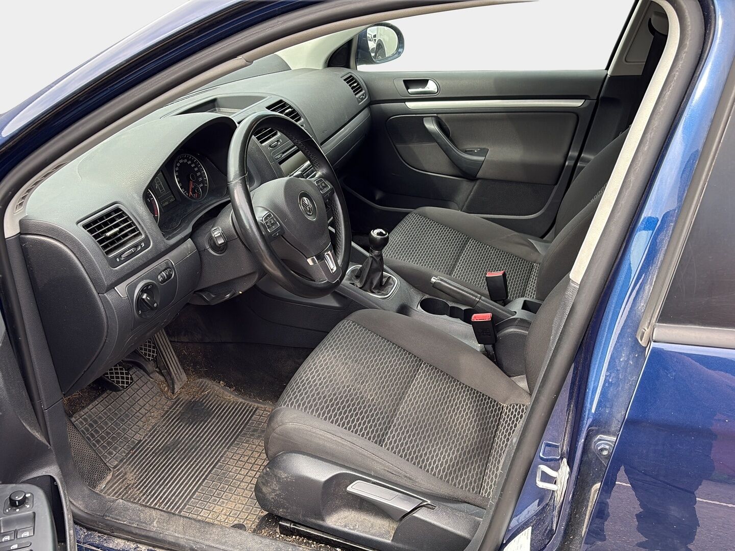 Volkswagen Jetta 2010 Luxline 1,6 TDI 77 kW (105 hv) - Vakkari | Lohko ja sisäpistoke | P-Tutkat | LED lisävalot | Penkinlämmittimet 