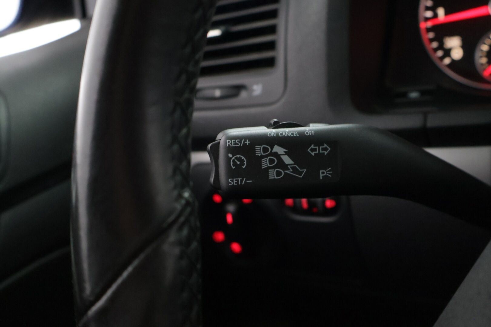Volkswagen Jetta 2010 Luxline 1,6 TDI 77 kW (105 hv) - Vakkari | Lohko ja sisäpistoke | P-Tutkat | LED lisävalot | Penkinlämmittimet 