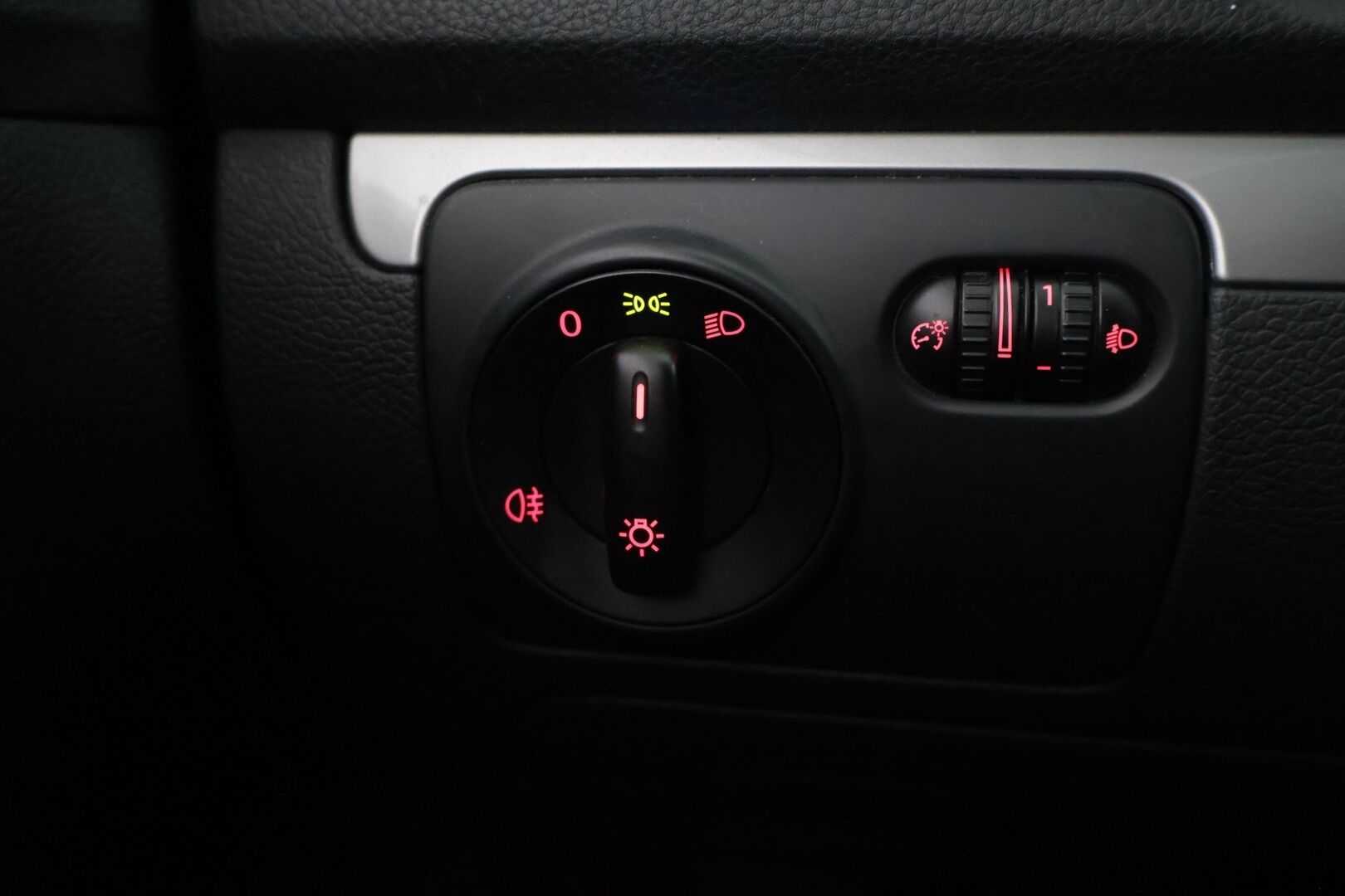 Volkswagen Jetta 2010 Luxline 1,6 TDI 77 kW (105 hv) - Vakkari | Lohko ja sisäpistoke | P-Tutkat | LED lisävalot | Penkinlämmittimet 