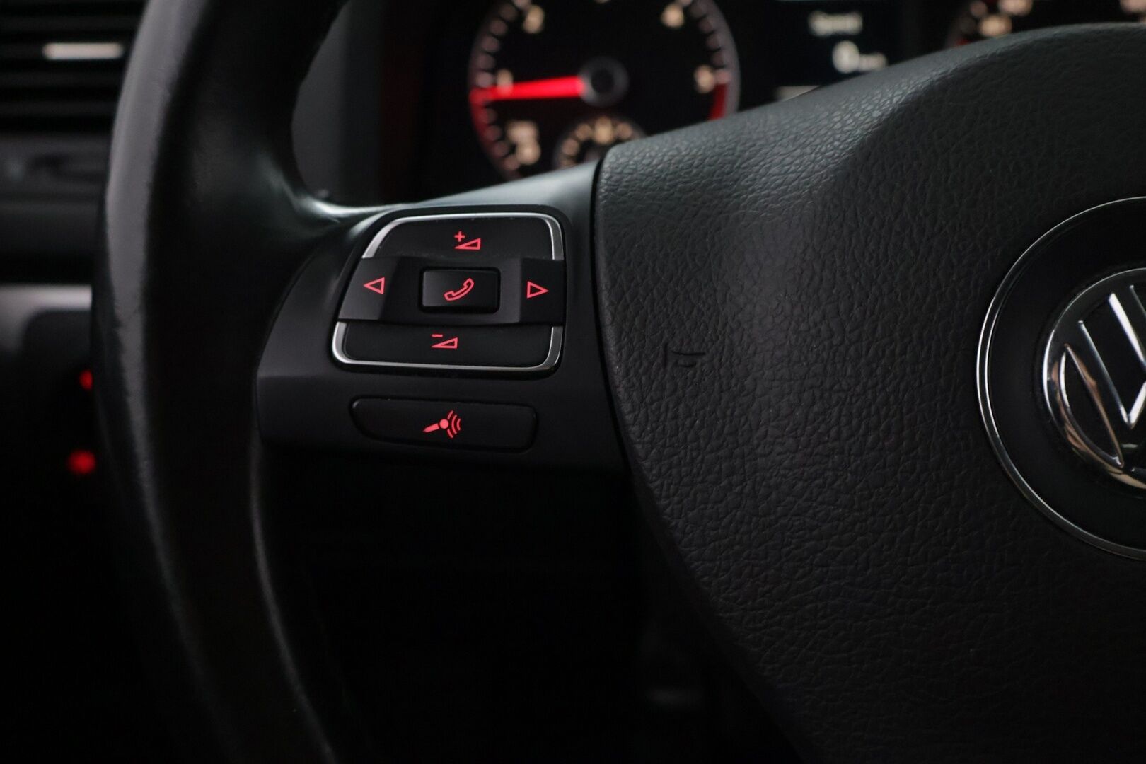 Volkswagen Jetta 2010 Luxline 1,6 TDI 77 kW (105 hv) - Vakkari | Lohko ja sisäpistoke | P-Tutkat | LED lisävalot | Penkinlämmittimet 