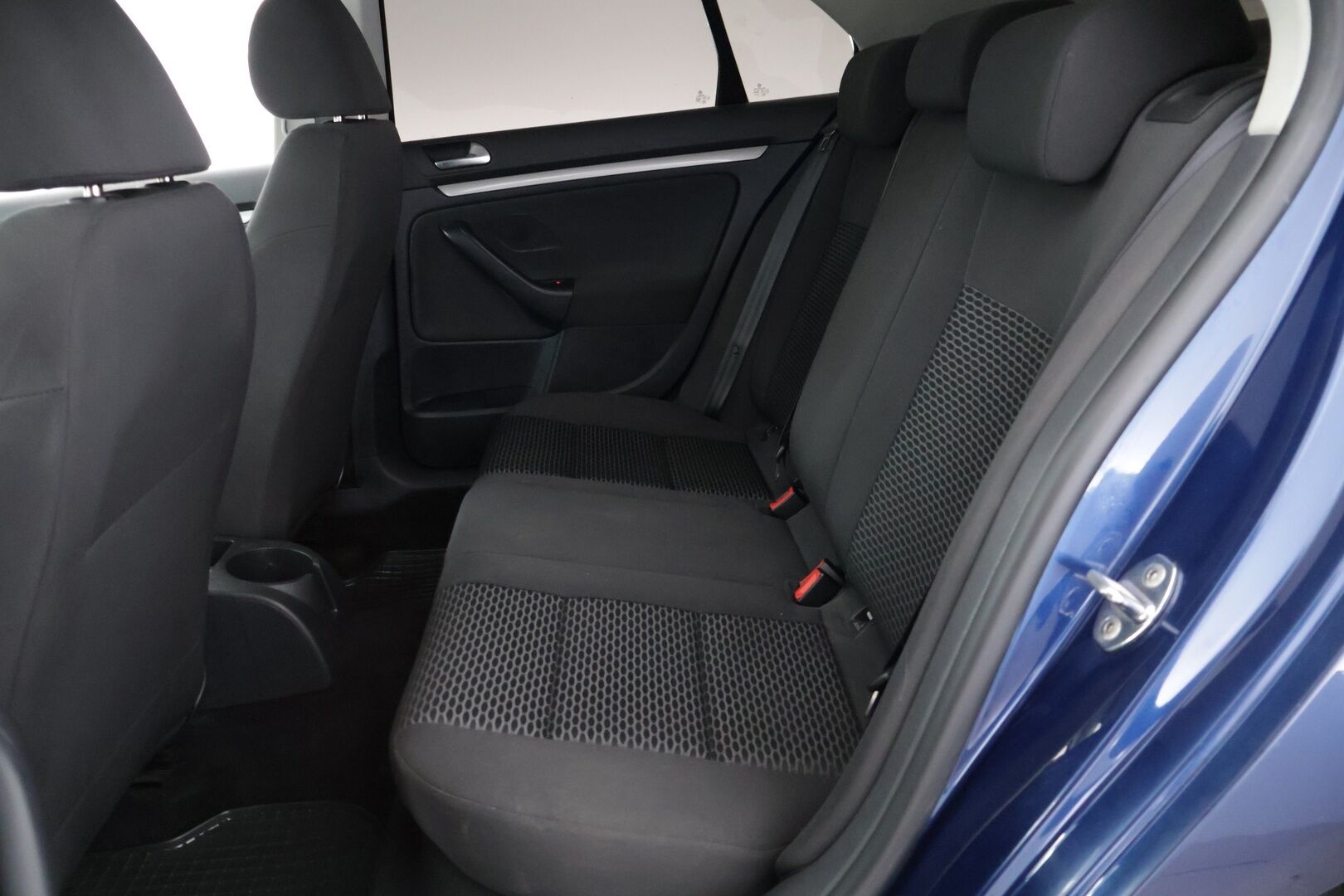 Volkswagen Jetta 2010 Luxline 1,6 TDI 77 kW (105 hv) - Vakkari | Lohko ja sisäpistoke | P-Tutkat | LED lisävalot | Penkinlämmittimet 