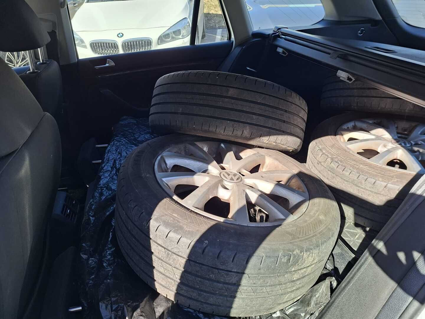 Volkswagen Golf 2012 Variant Comfortline 1,6 TDI 77 kW (105 hv) ** YritysOutlet - Myydään vain yrityksille ** - Vetokoukulla, lohkolämmittimellä ja kaksilla renkailla sekä avaimilla / Pieni vikalista ja pikku fiksaus ja kovaa ajoa!