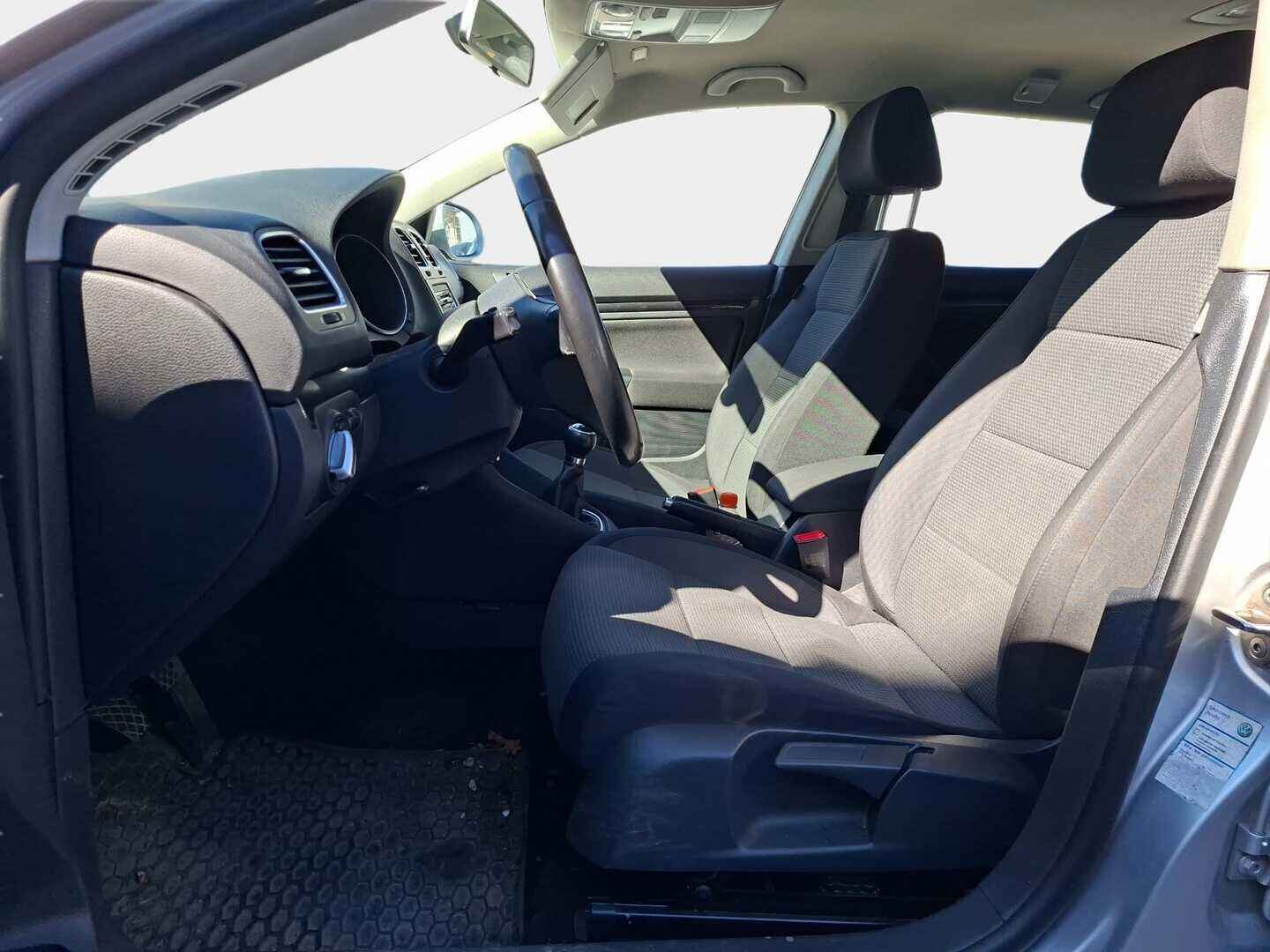 Volkswagen Golf 2012 Variant Comfortline 1,6 TDI 77 kW (105 hv) ** YritysOutlet - Myydään vain yrityksille ** - Vetokoukulla, lohkolämmittimellä ja kaksilla renkailla sekä avaimilla / Pieni vikalista ja pikku fiksaus ja kovaa ajoa!