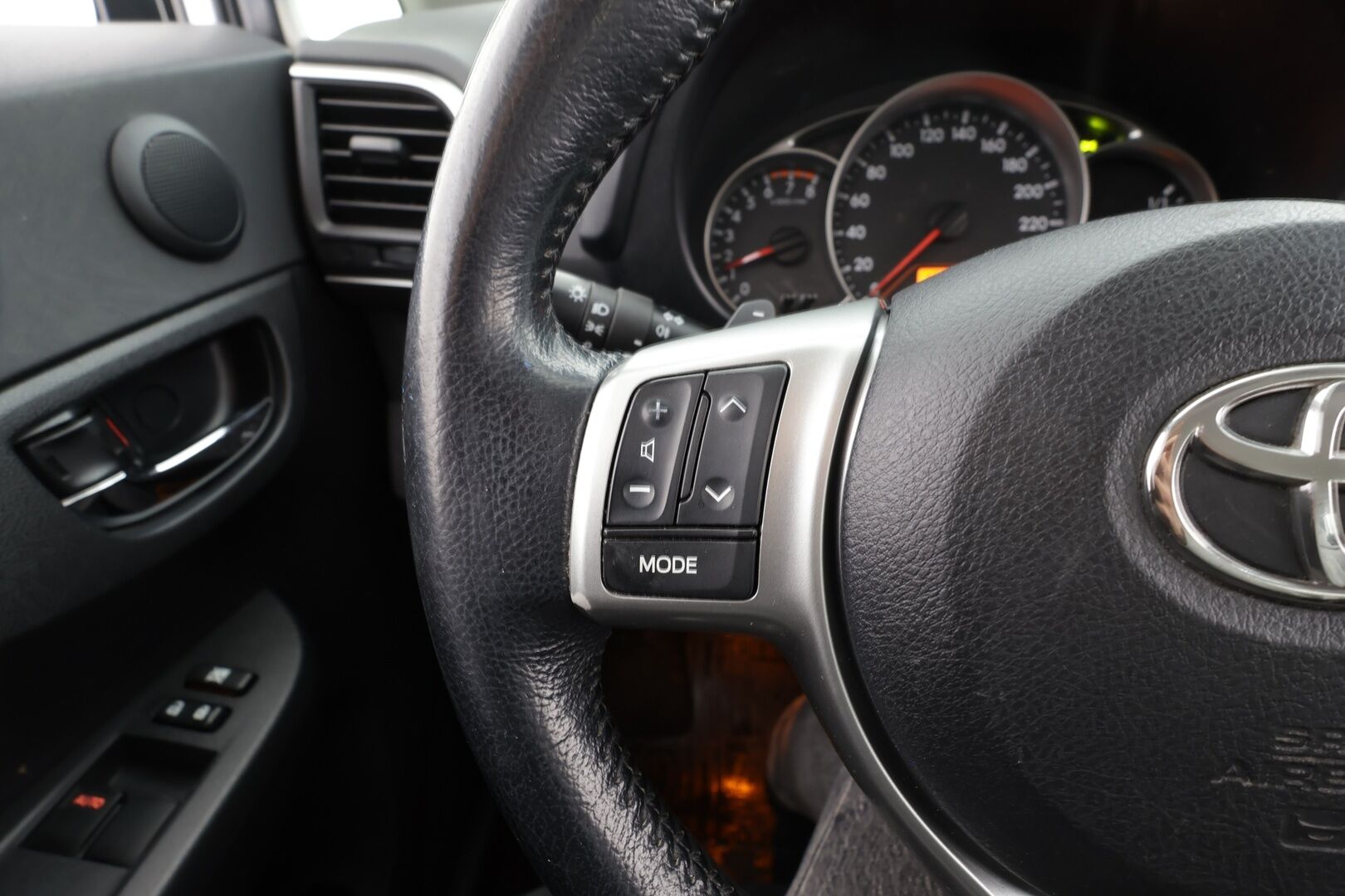 Toyota Verso-S 2012 1,33 Dual VVT-i Stop & Start Linea Sol Multidrive S * P.Kamera / Lohkolämmitin / LED-lisävalo / Rattivaihteet * - Ilmastointi / Penkinlämmittimet / Suomi-auto / Kahdet renkaat - HULLUT AVAJAISHULINAT KORKOTARJOUS 3,29 %