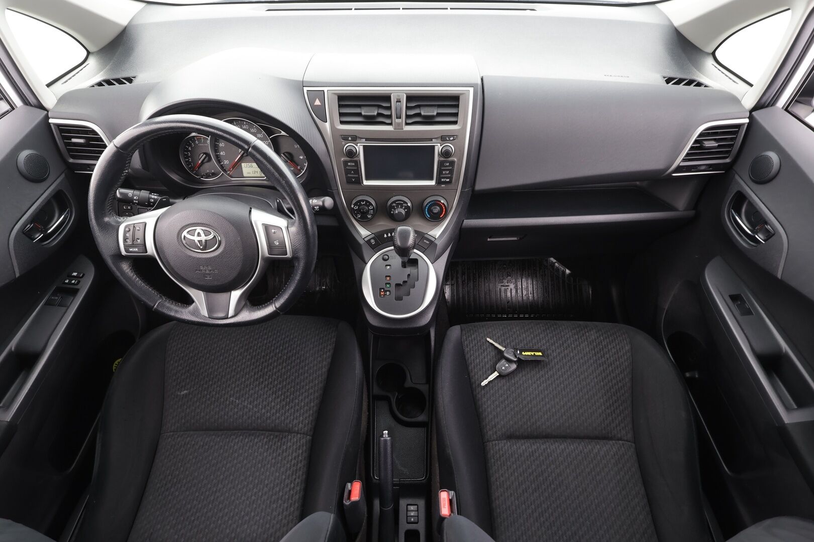 Toyota Verso-S 2012 1,33 Dual VVT-i Stop & Start Linea Sol Multidrive S * P.Kamera / Lohkolämmitin / LED-lisävalo / Rattivaihteet * - Ilmastointi / Penkinlämmittimet / Suomi-auto / Kahdet renkaat - HULLUT AVAJAISHULINAT KORKOTARJOUS 3,29 %