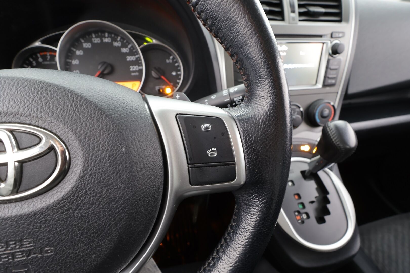 Toyota Verso-S 2012 1,33 Dual VVT-i Stop & Start Linea Sol Multidrive S * P.Kamera / Lohkolämmitin / LED-lisävalo / Rattivaihteet * - Ilmastointi / Penkinlämmittimet / Suomi-auto / Kahdet renkaat - HULLUT AVAJAISHULINAT KORKOTARJOUS 3,29 %