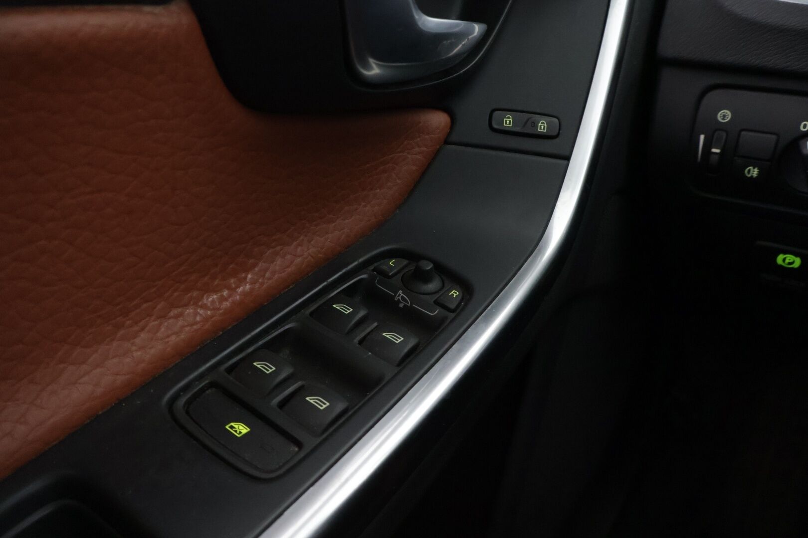 Volvo S60 2012 D5 AWD Summum aut **YritysOutlet - Myydään vain yrityksille* Kuljettajan istuin muistilla / Vakkari* - *Toiselta omistajalta / Hyvin huollettu / Komea väri* 