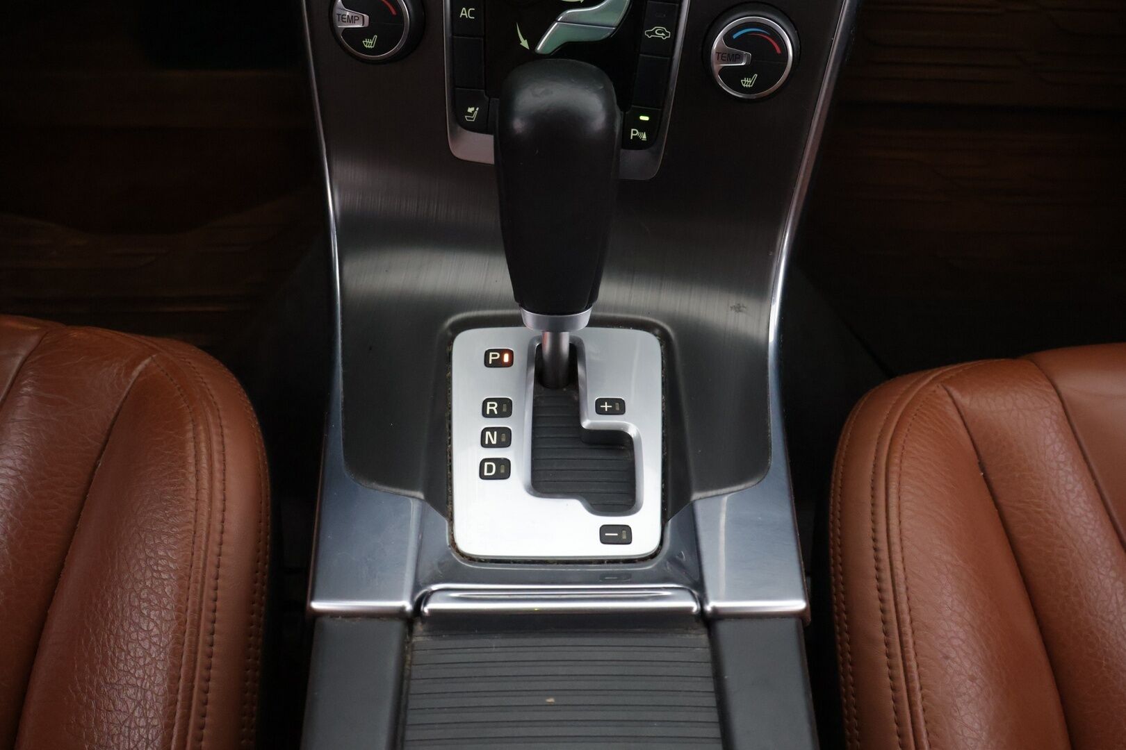 Volvo S60 2012 D5 AWD Summum aut **YritysOutlet - Myydään vain yrityksille* Kuljettajan istuin muistilla / Vakkari* - *Toiselta omistajalta / Hyvin huollettu / Komea väri* 