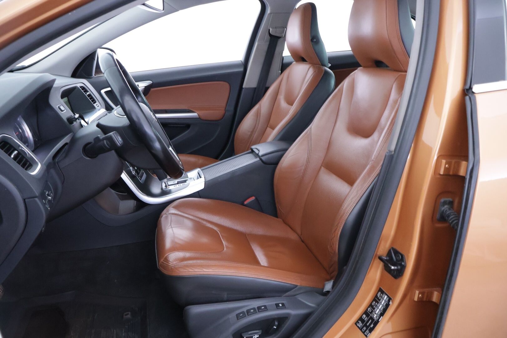 Volvo S60 2012 D5 AWD Summum aut **YritysOutlet - Myydään vain yrityksille* Kuljettajan istuin muistilla / Vakkari* - *Toiselta omistajalta / Hyvin huollettu / Komea väri* 