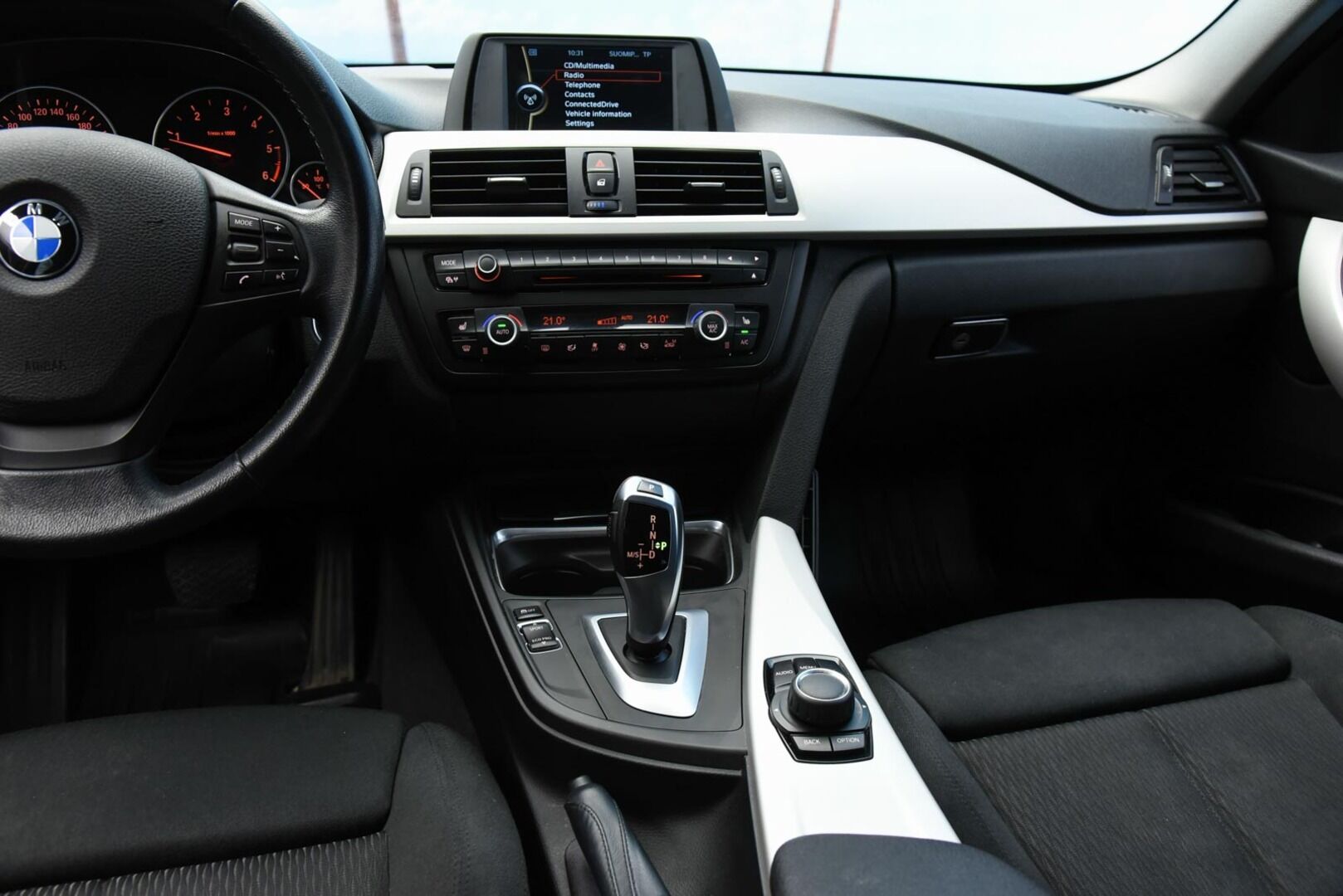 BMW 318 2014 F31 Touring 318d TwinPower Turbo A Business Automatic *Irroitettava vetokoukku / Lohko+sisähaara* - * Suomi-auto / Siistikuntoinen *