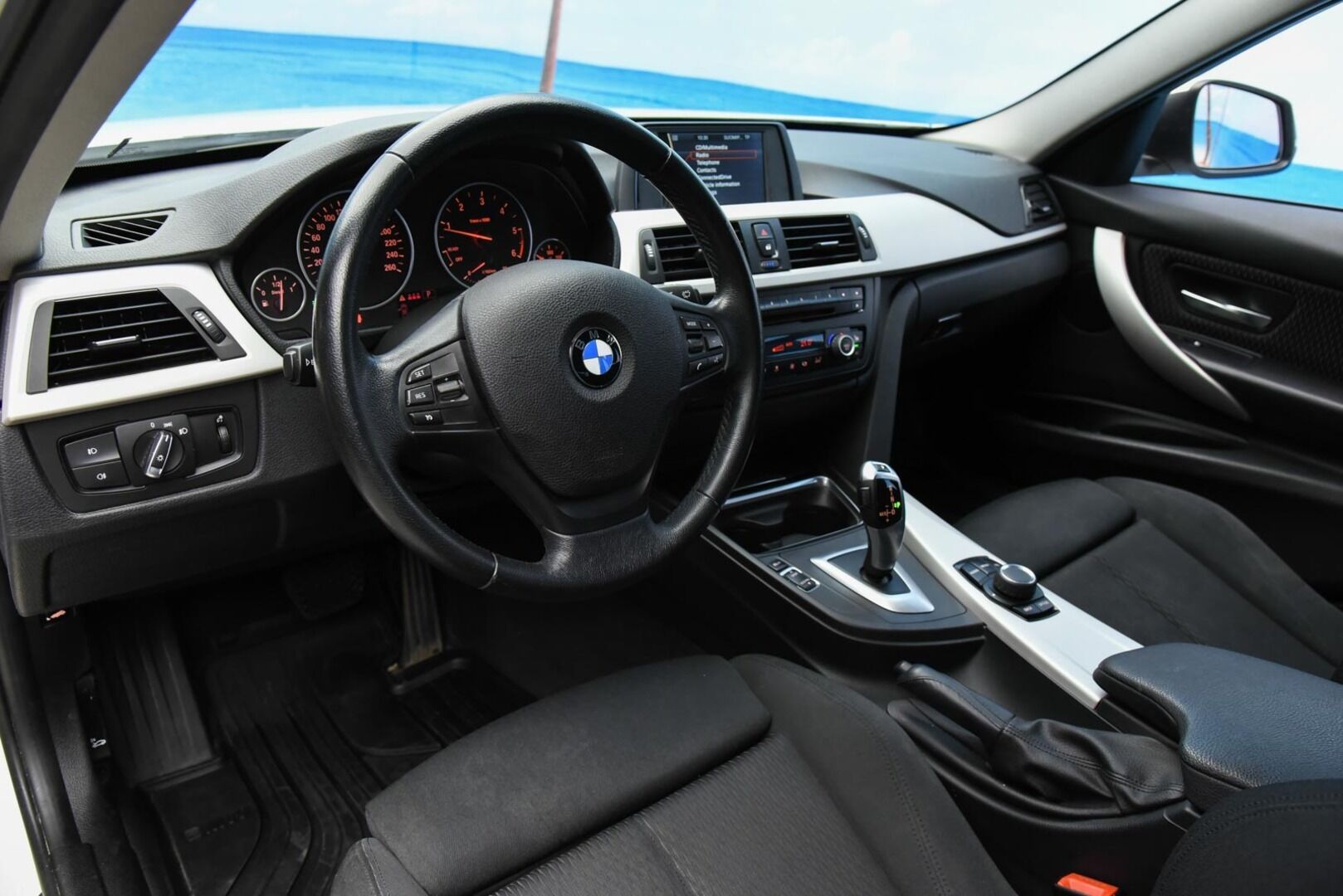 BMW 318 2014 F31 Touring 318d TwinPower Turbo A Business Automatic *Irroitettava vetokoukku / Lohko+sisähaara* - * Suomi-auto / Siistikuntoinen *
