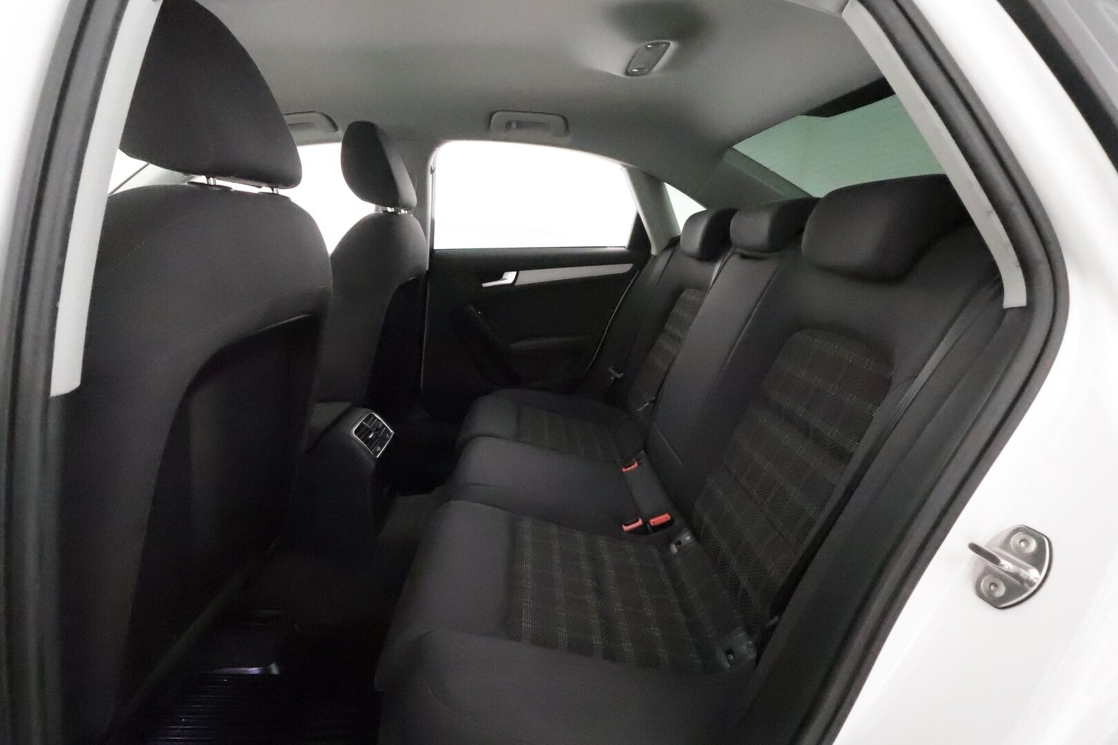 Audi A4 2014 Sedan Land of quattro Edition 2,0 TFSI 165 kW quattro S tronic S-Line **Xenon / Koukku / Sporttipenkit / P.Tutkat / Vakkari** - Flatbottom Ratti / Suomi-auto / Kahdet Renkaat - HULLU BLACKWEEK KORKOTARJOUS 2,49%