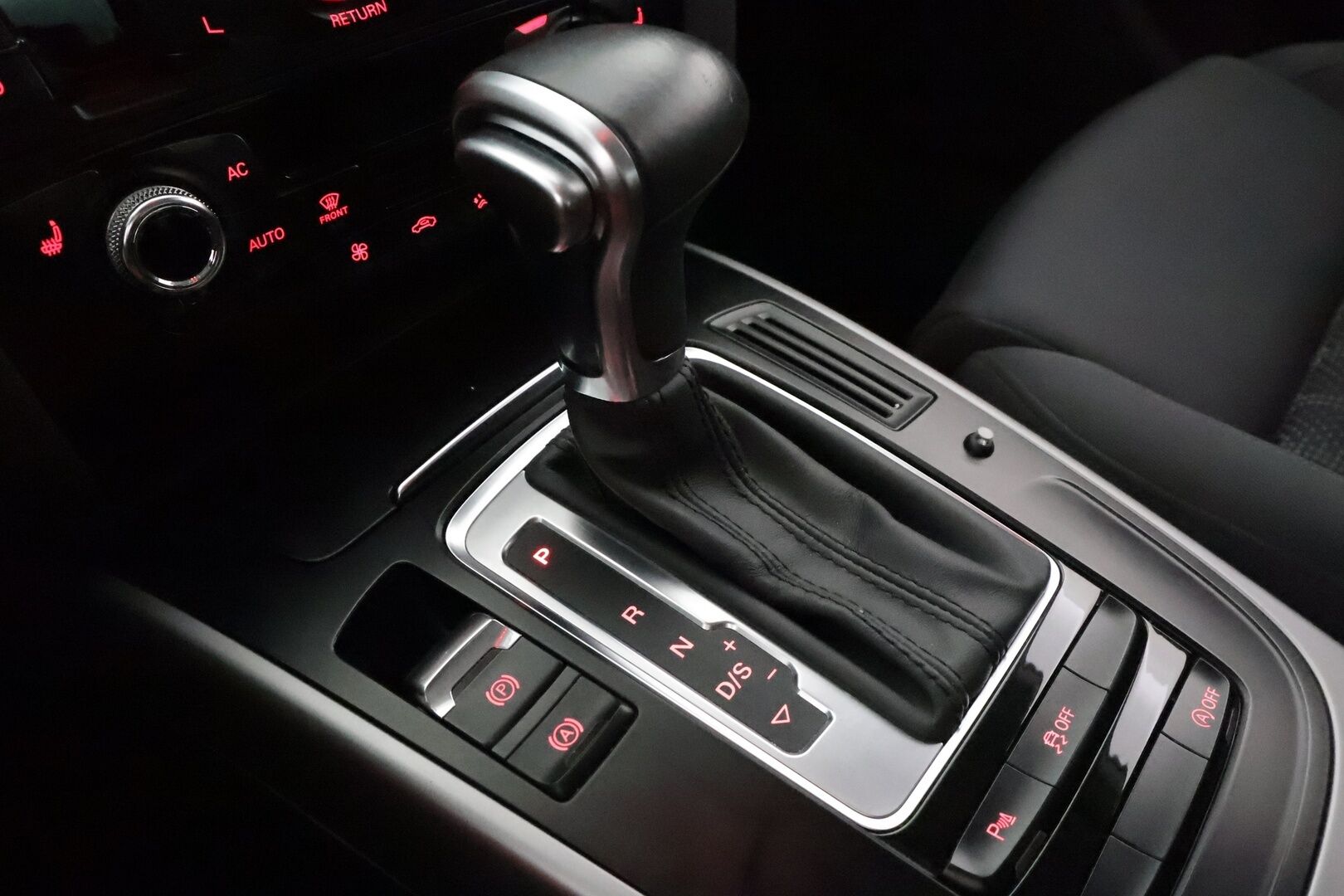 Audi A4 2014 Sedan Land of quattro Edition 2,0 TFSI 165 kW quattro S tronic * Vetokoukku / Sporttipenkit / Xenon / Peruutustutkat / Vakkari - Flatbottom Ratti / Quattro / Suomi-auto / Kahdet Renkaat 