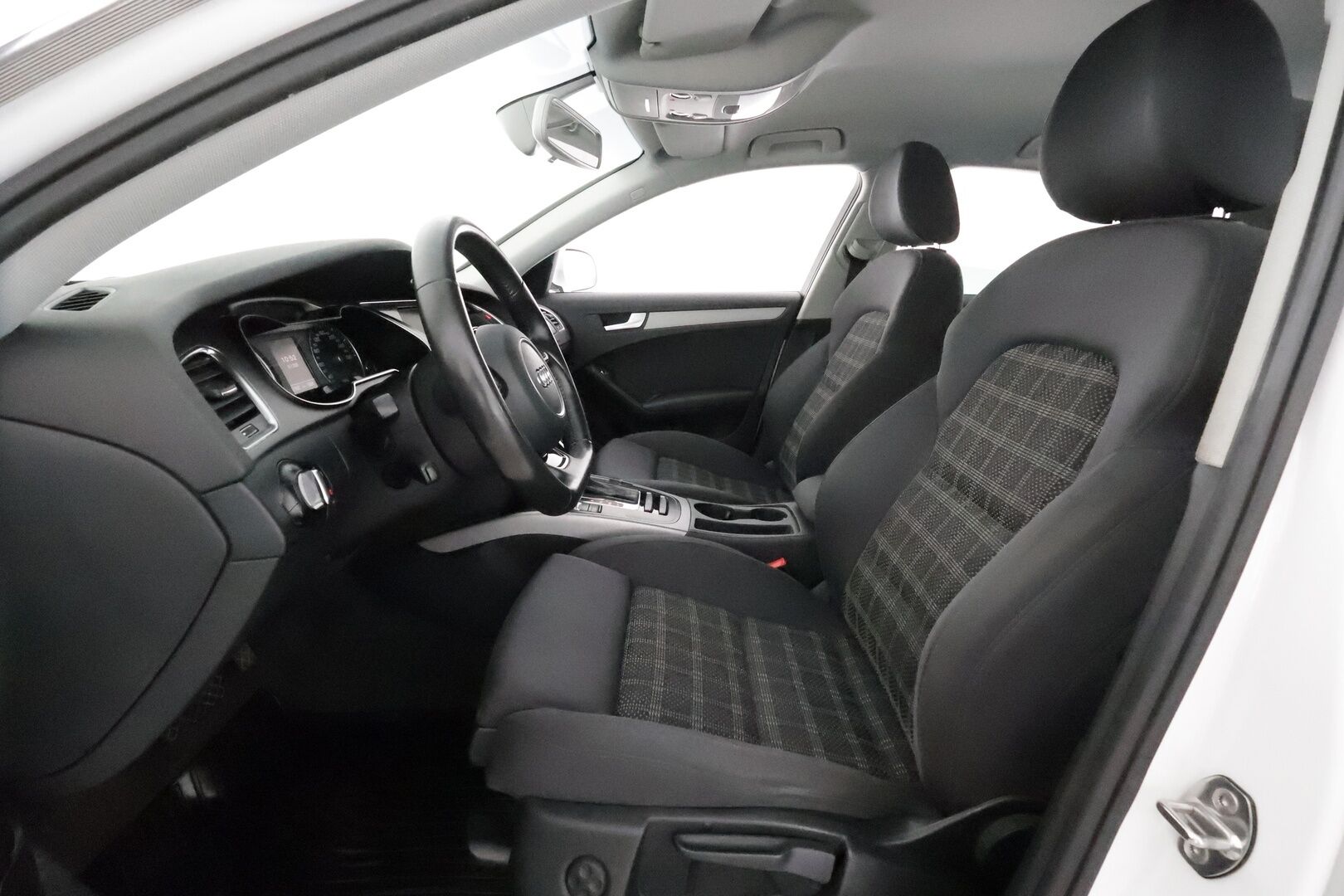 Audi A4 2014 Sedan Land of quattro Edition 2,0 TFSI 165 kW quattro S tronic * Vetokoukku / Sporttipenkit / Xenon / Peruutustutkat / Vakkari - Flatbottom Ratti / Quattro / Suomi-auto / Kahdet Renkaat 