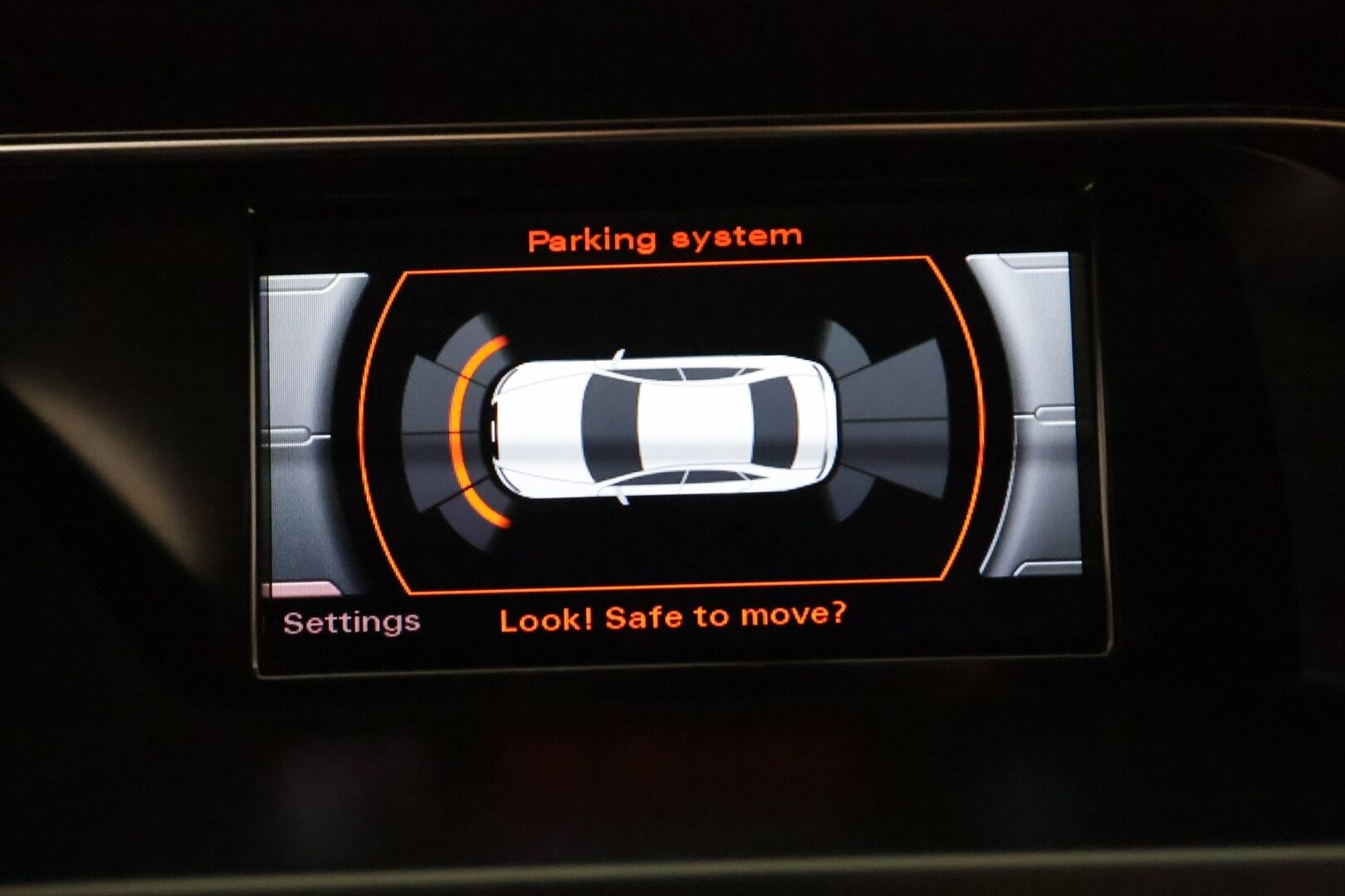 Audi A4 2014 Sedan Land of quattro Edition 2,0 TFSI 165 kW quattro S tronic * Vetokoukku / Sporttipenkit / Xenon / Peruutustutkat / Vakkari - Flatbottom Ratti / Quattro / Suomi-auto / Kahdet Renkaat 