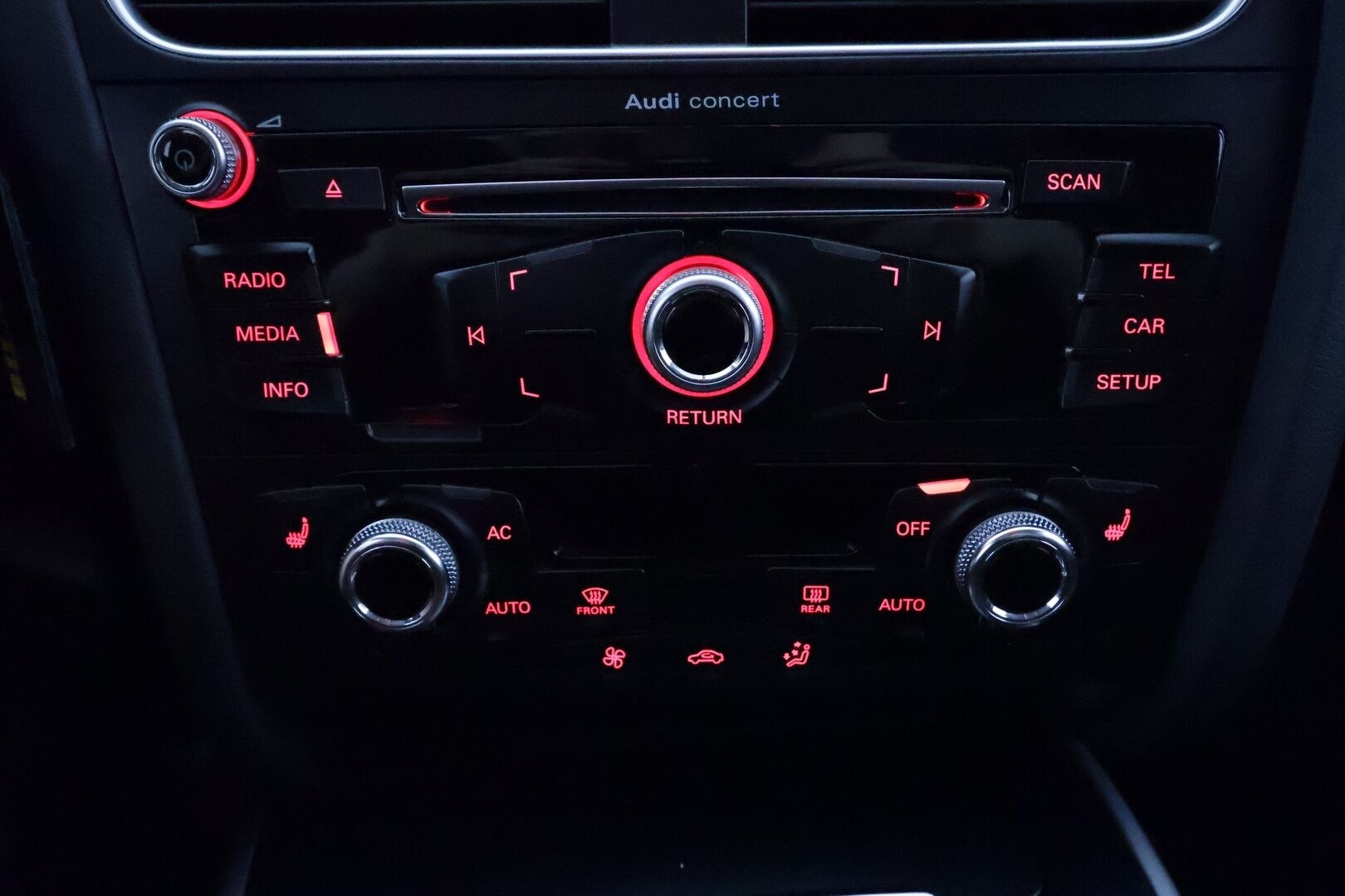 Audi A4 2014 Sedan Land of quattro Edition 2,0 TFSI 165 kW quattro S tronic S-Line **Xenon / Koukku / Sporttipenkit / P.Tutkat / Vakkari** - Flatbottom Ratti / Suomi-auto / Kahdet Renkaat - HULLU BLACKWEEK KORKOTARJOUS 2,49%