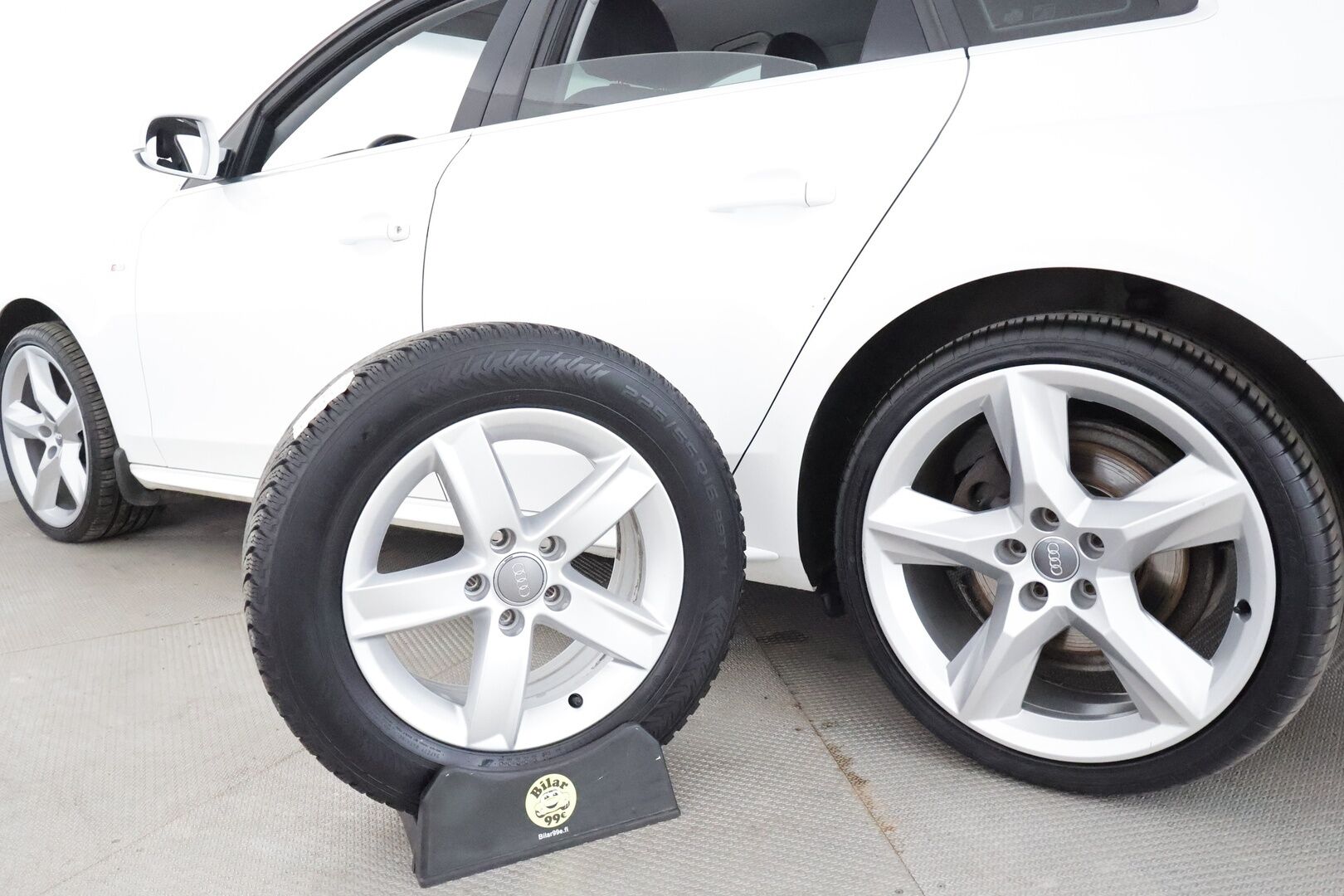 Audi A4 2014 Sedan Land of quattro Edition 2,0 TFSI 165 kW quattro S tronic * Vetokoukku / Sporttipenkit / Xenon / Peruutustutkat / Vakkari - Flatbottom Ratti / Quattro / Suomi-auto / Kahdet Renkaat 