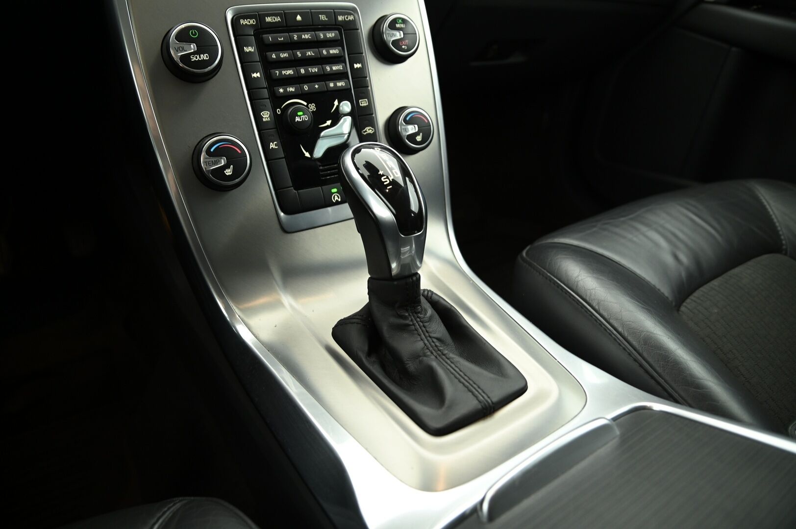 Volvo V70 2014 D3 Business aut - *Webasto / VOC / Koukku / Suomi-auto / Puolinahat / Navi*