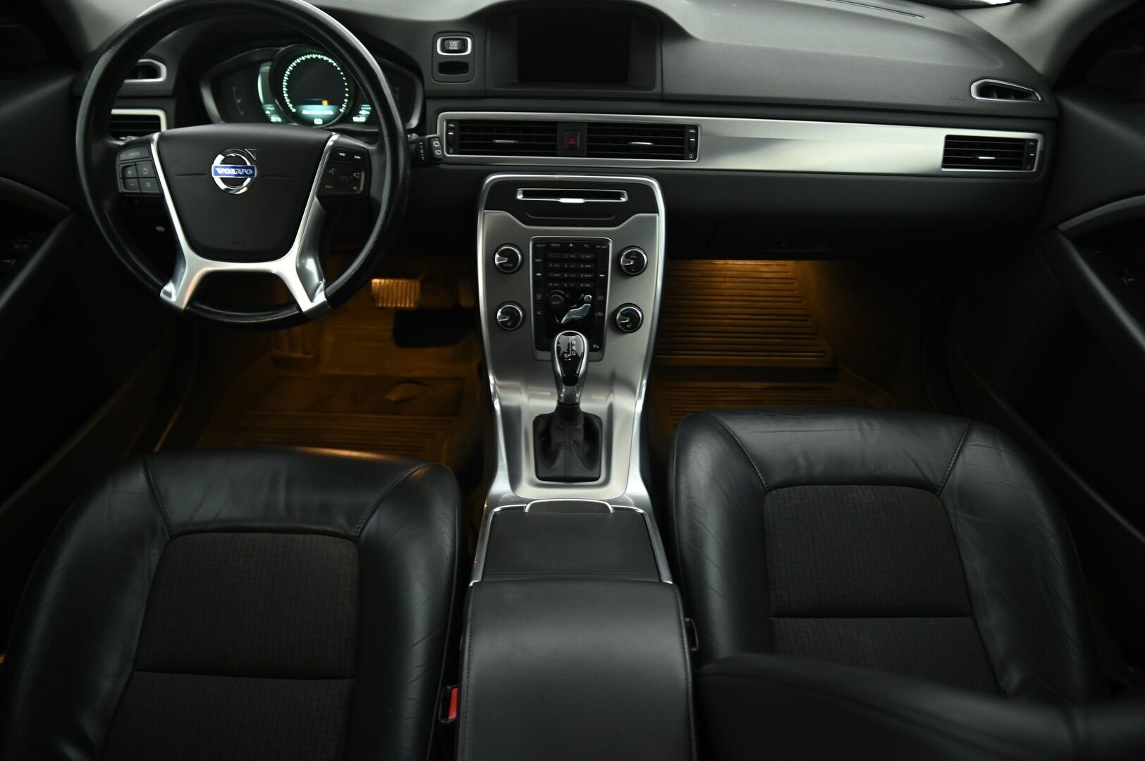 Volvo V70 2014 D3 Business aut - *Webasto / VOC / Koukku / Suomi-auto / Puolinahat / Navi*