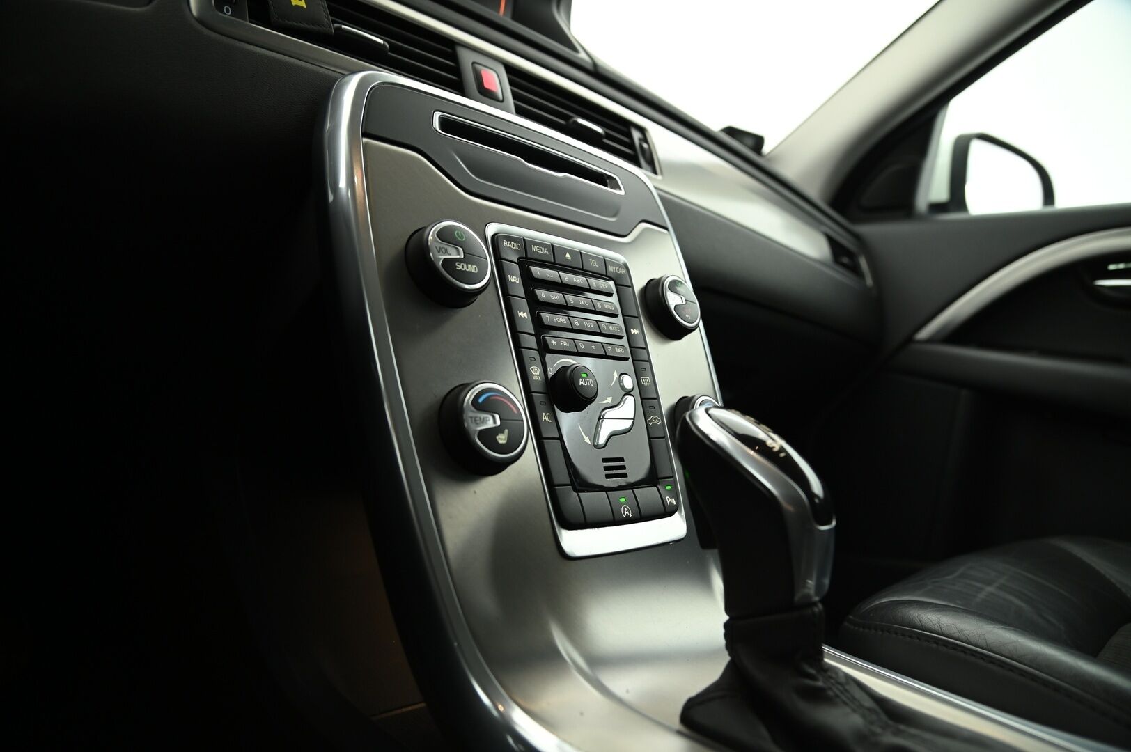 Volvo V70 2014 D3 Business aut - *Webasto / VOC / Koukku / Suomi-auto / Puolinahat / Navi*