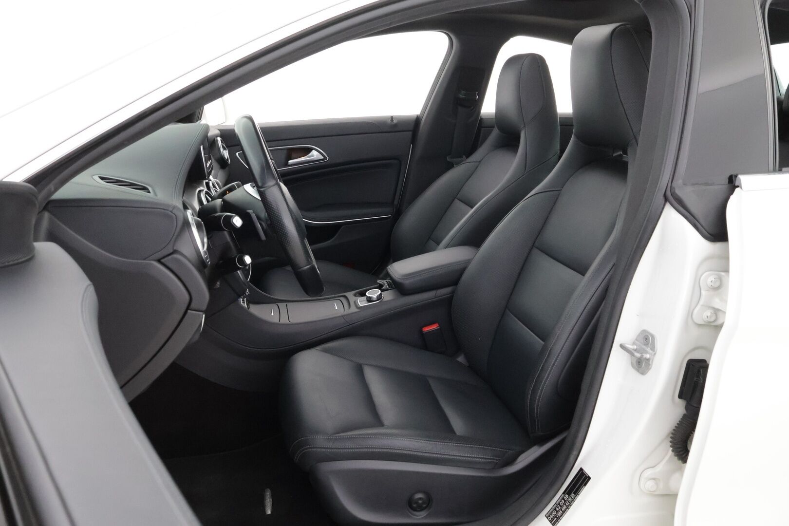 Mercedes-Benz CLA 2015 180 BE A Premium Business AMG * 1OM Suomiauto / Panorama / Nahkasisusta / Muistipenkki / Peruutuskamera / Vakkari! - Juuri tullut Tampereelle! - HULLUT AVAJAISHULINAT KORKOTARJOUS 3,29 %