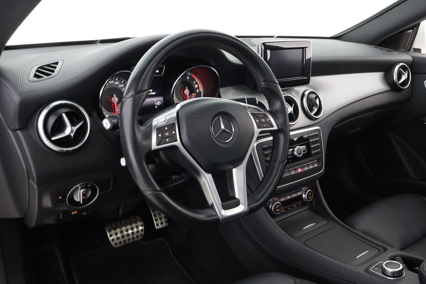 Mercedes-Benz CLA 2015 180 BE A Premium Business AMG * 1OM Suomiauto / Panorama / Nahkasisusta / Muistipenkki / Peruutuskamera / Vakkari! - Juuri tullut Tampereelle! - HULLUT AVAJAISHULINAT KORKOTARJOUS 3,29 %