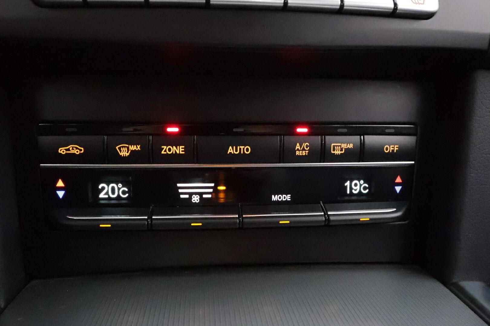 Mercedes-Benz E 2015 220 BlueTec A Business - | Vakkari | Puolinahat | ILS-LED | Lohko | Osasähköt | Facelift |1.Om Suomi-auto | Kahdet renkaat aluvanteilla | Merkkihuollettu |