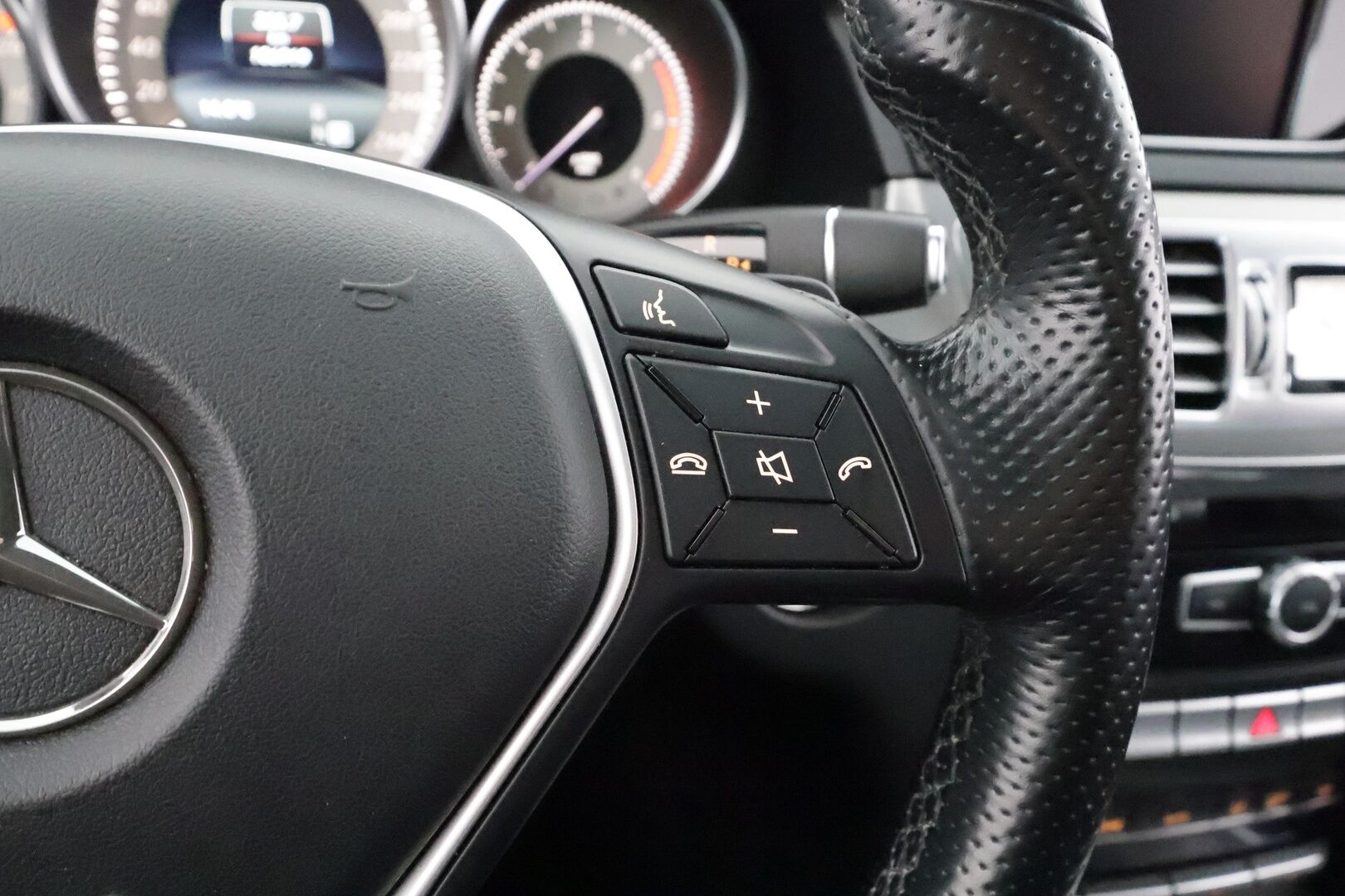 Mercedes-Benz E 2015 220 BlueTec A Business - | Vakkari | Puolinahat | ILS-LED | Lohko | Osasähköt | Facelift |1.Om Suomi-auto | Kahdet renkaat aluvanteilla | Merkkihuollettu |