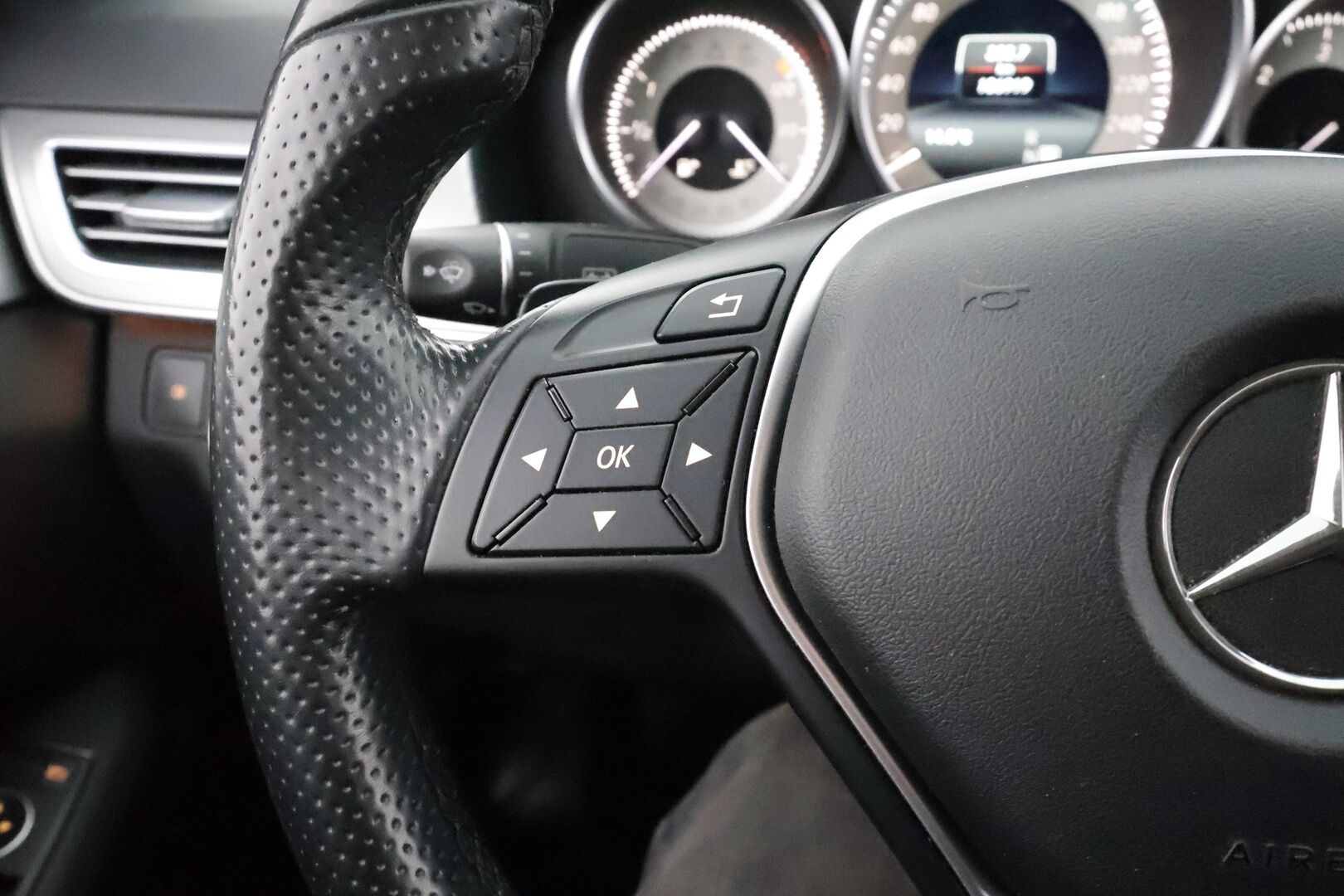 Mercedes-Benz E 2015 220 BlueTec A Business - | Vakkari | Puolinahat | ILS-LED | Lohko | Osasähköt | Facelift |1.Om Suomi-auto | Kahdet renkaat aluvanteilla | Merkkihuollettu |