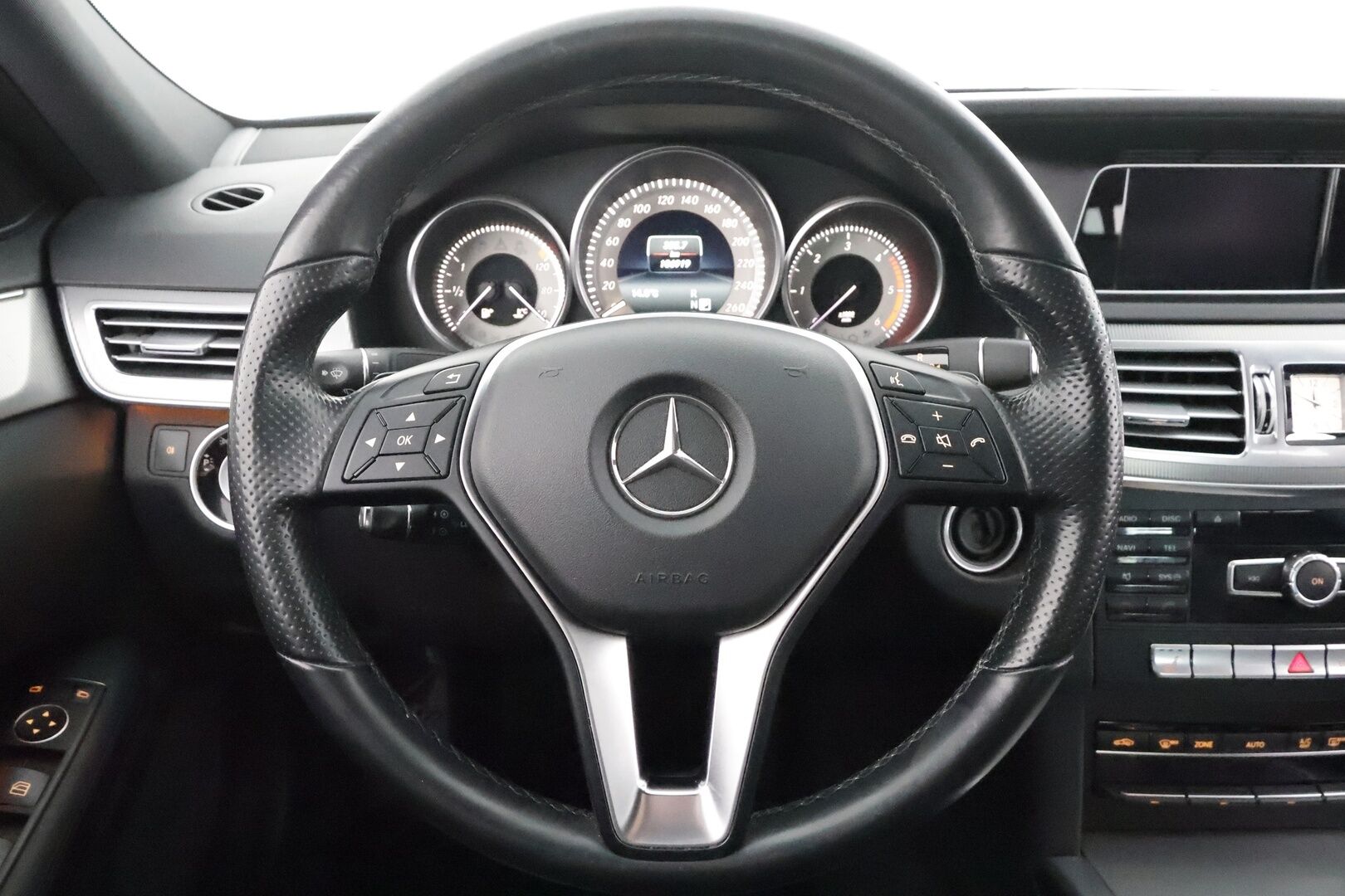 Mercedes-Benz E 2015 220 BlueTec A Business - | Vakkari | Puolinahat | ILS-LED | Lohko | Osasähköt | Facelift |1.Om Suomi-auto | Kahdet renkaat aluvanteilla | Merkkihuollettu |