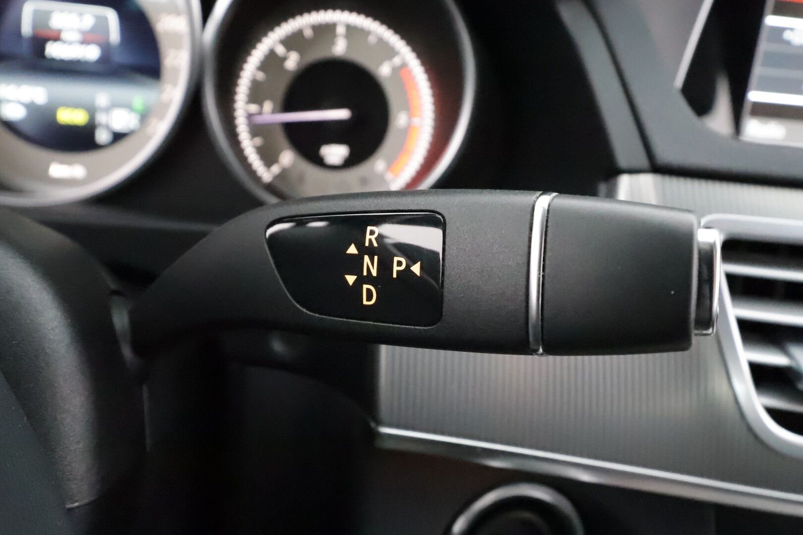 Mercedes-Benz E 2015 220 BlueTec A Business - | Vakkari | Puolinahat | ILS-LED | Lohko | Osasähköt | Facelift |1.Om Suomi-auto | Kahdet renkaat aluvanteilla | Merkkihuollettu |