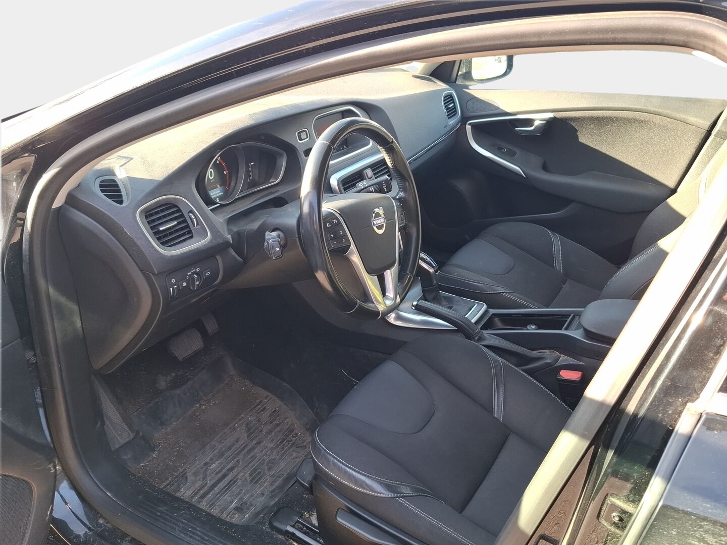 Volvo V40 2014 D2 Momentum aut * Webasto / P-Kamera / Xenon / Keyless / Cruise * - * Suomi-auto / Kahdet renkaat *