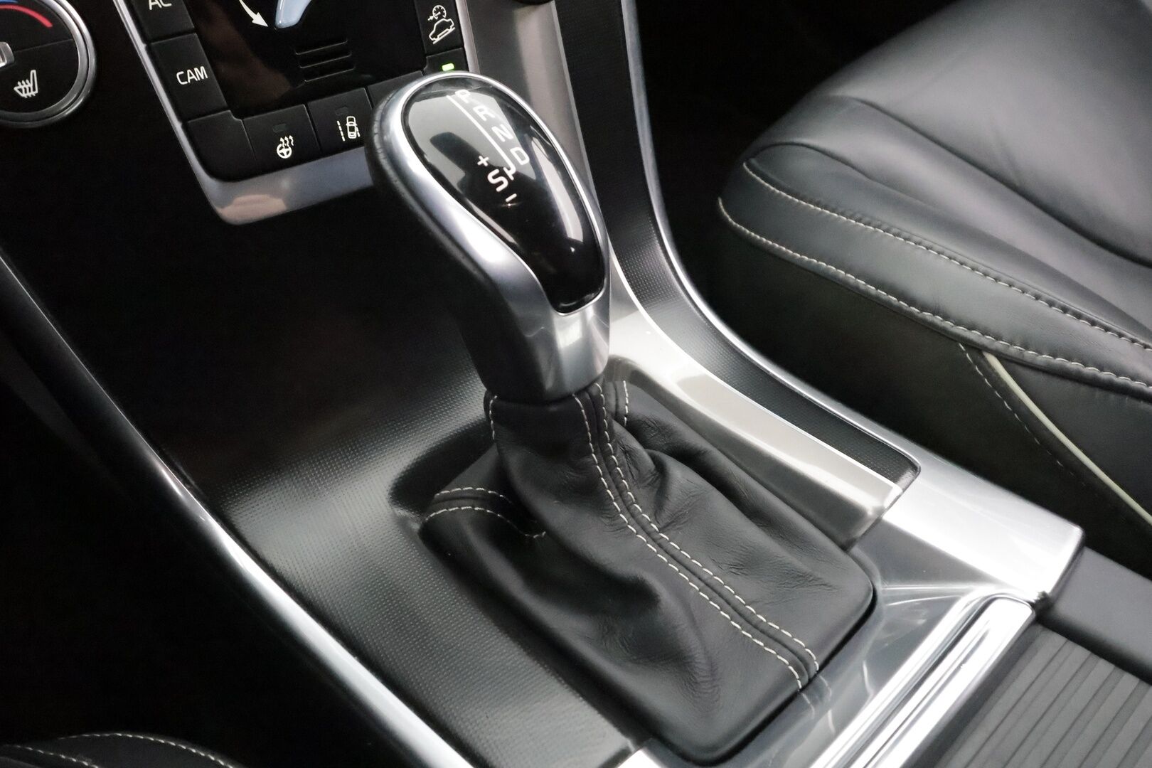 Volvo XC60 2015 D5 AWD R-Design aut * ACC / Webasto / H&K / BLIS / P.Kamera / Nahat / LED * - Suomi-auto / Kahdet Renkaat