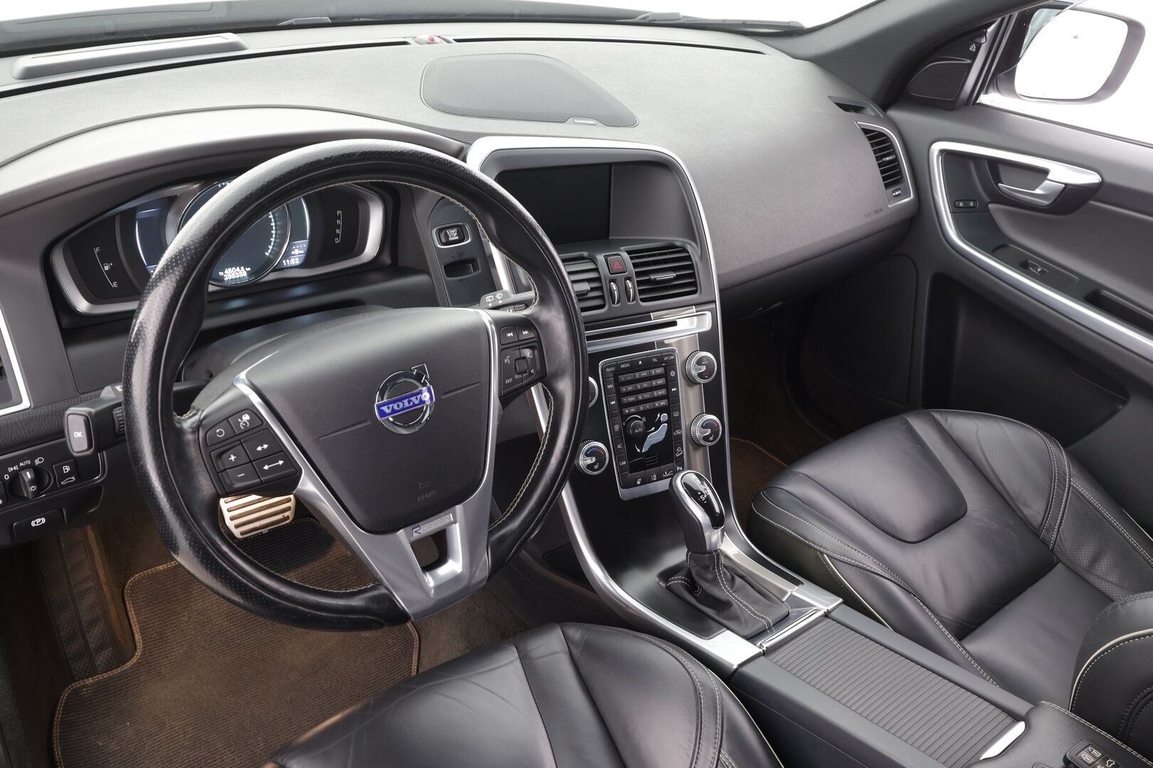 Volvo XC60 2015 D5 AWD R-Design aut * ACC / Webasto / H&K / BLIS / P.Kamera / Nahat / LED * - Suomi-auto / Kahdet Renkaat