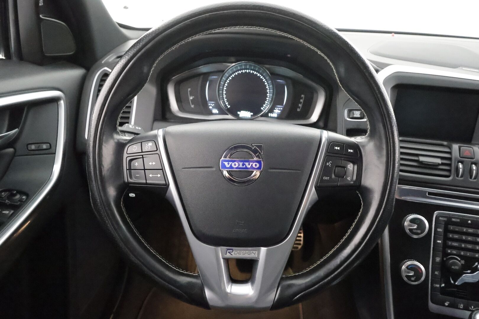 Volvo XC60 2015 D5 AWD R-Design aut * ACC / Webasto / H&K / BLIS / P.Kamera / Nahat / LED * - Suomi-auto / Kahdet Renkaat