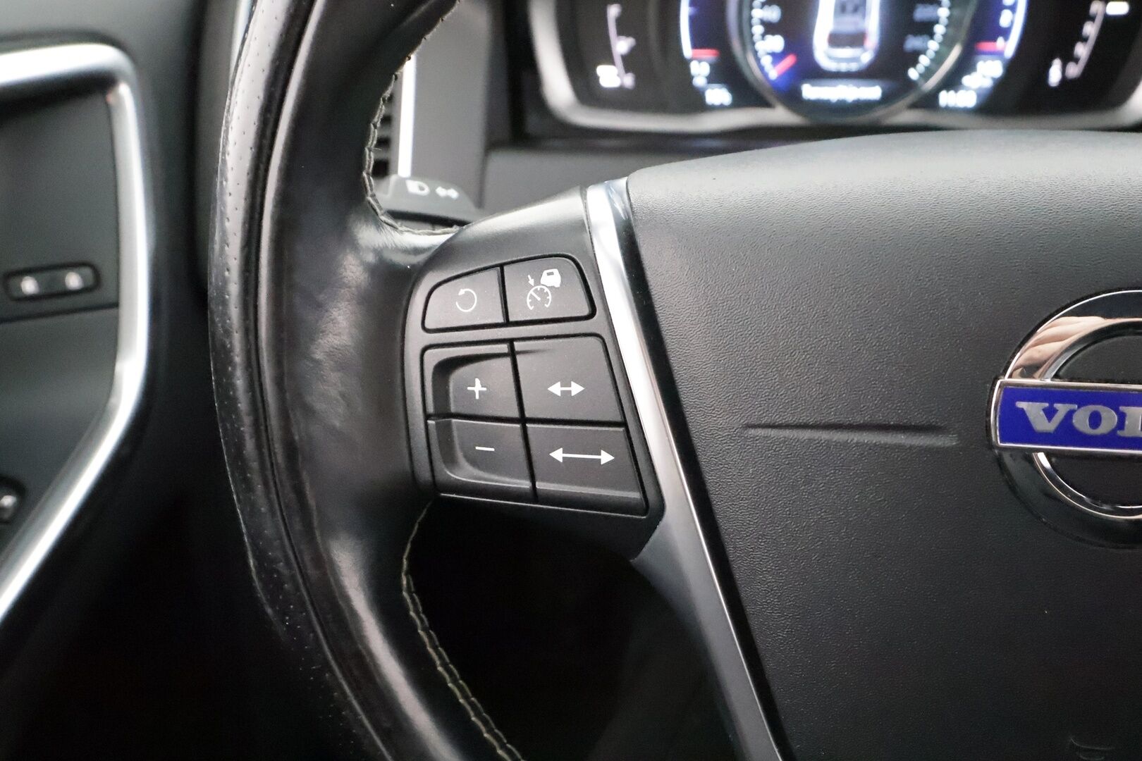 Volvo XC60 2015 D5 AWD R-Design aut * ACC / Webasto / H&K / BLIS / P.Kamera / Nahat / LED * - Suomi-auto / Kahdet Renkaat