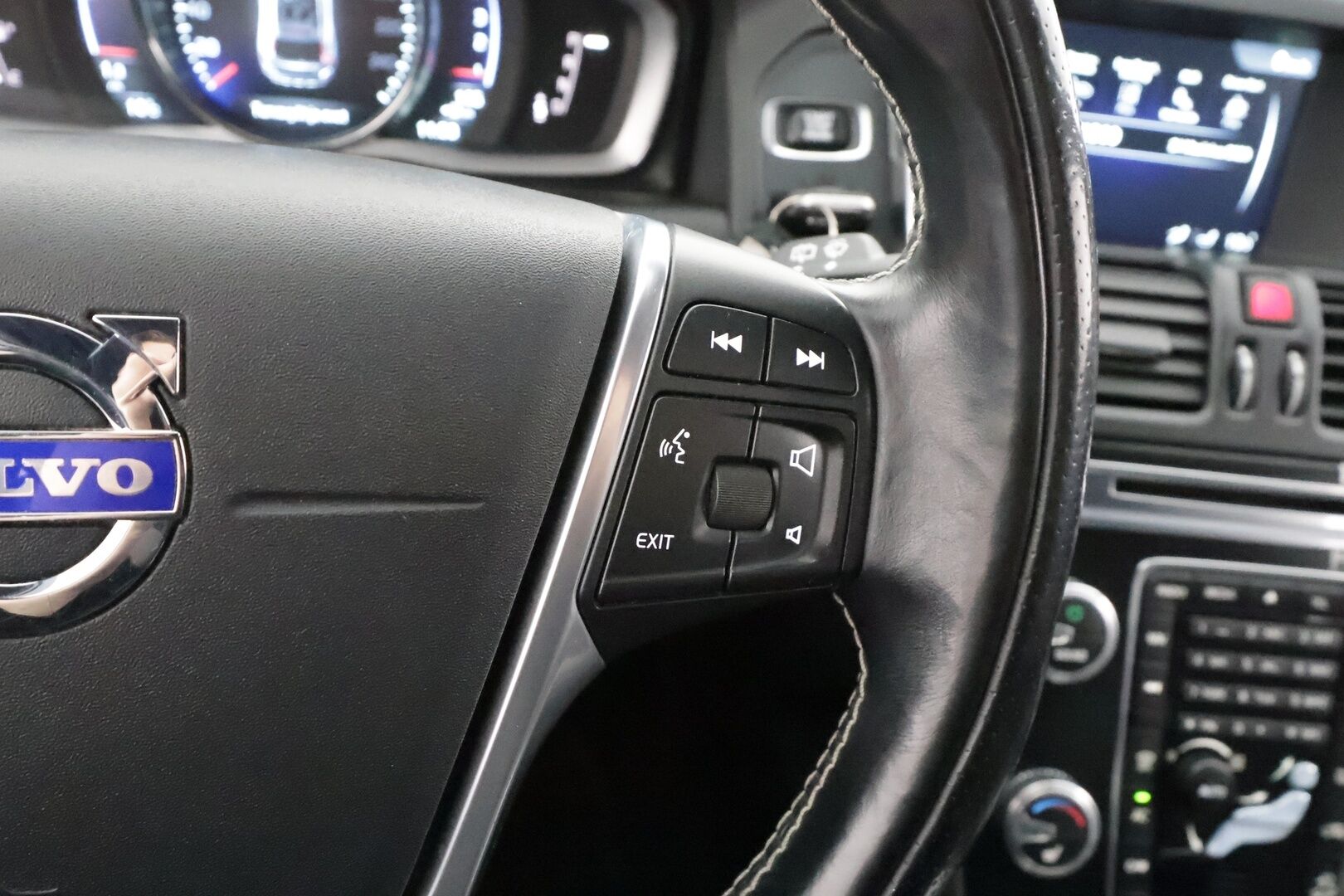 Volvo XC60 2015 D5 AWD R-Design aut * ACC / Webasto / H&K / BLIS / P.Kamera / Nahat / LED * - Suomi-auto / Kahdet Renkaat