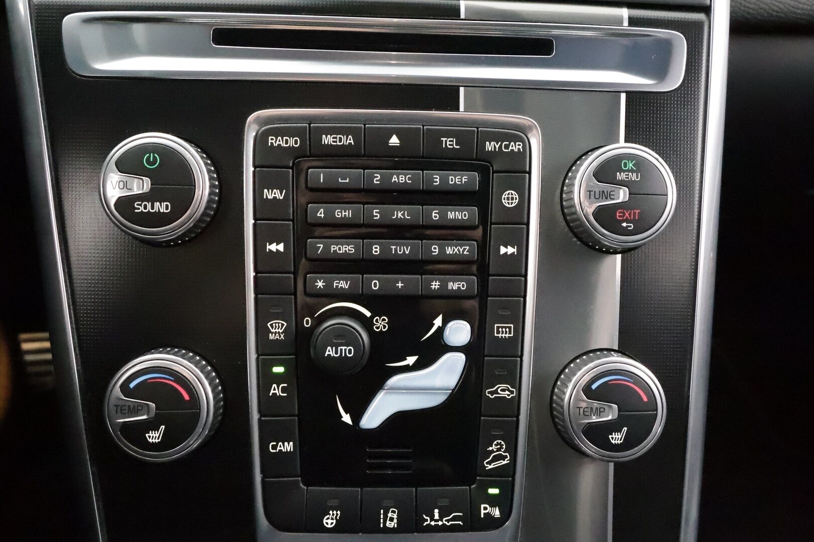 Volvo XC60 2015 D5 AWD R-Design aut * ACC / Webasto / H&K / BLIS / P.Kamera / Nahat / LED * - Suomi-auto / Kahdet Renkaat