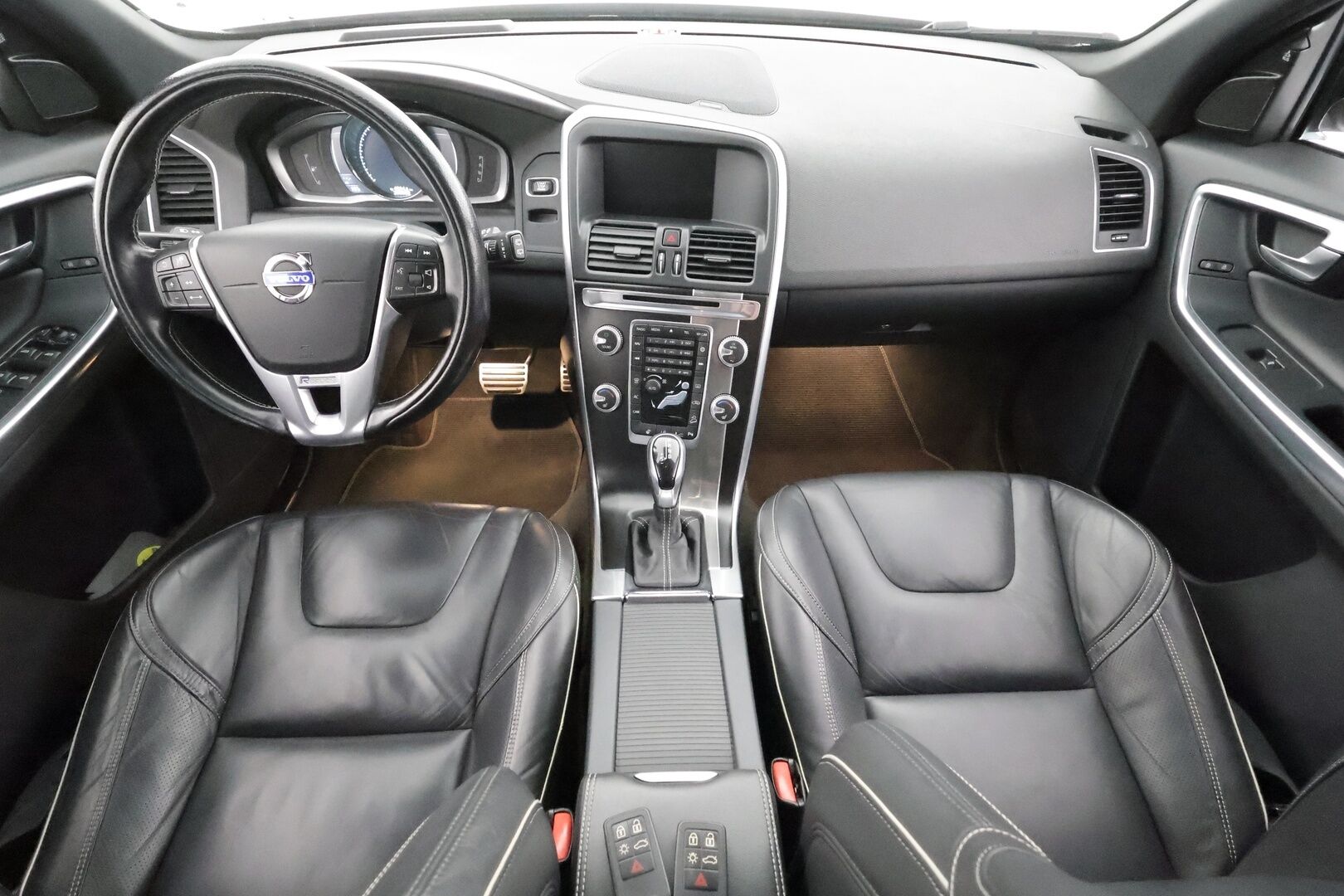 Volvo XC60 2015 D5 AWD R-Design aut * ACC / Webasto / H&K / BLIS / P.Kamera / Nahat / LED * - Suomi-auto / Kahdet Renkaat