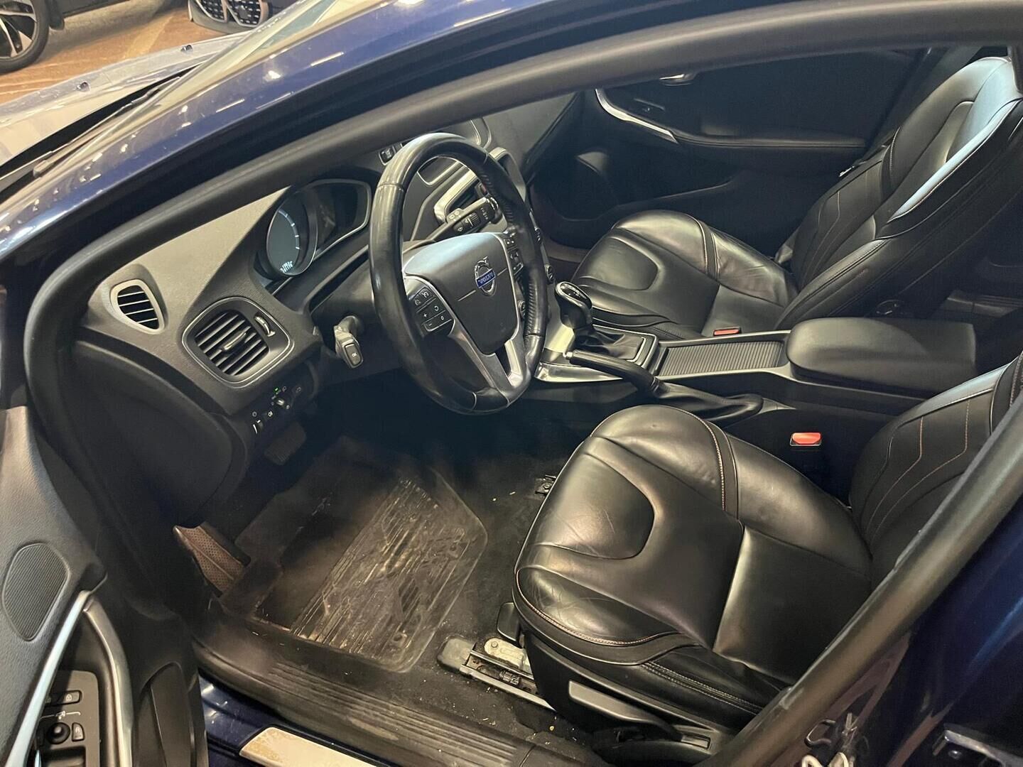 Volvo V40 2015 D2 Ocean Race Business aut - | Facelift | Suomi-auto | Webasto | Koukku | Nahkapenkit | Digimittaristo | Hihna vaihdettu 2023 | Vakkari