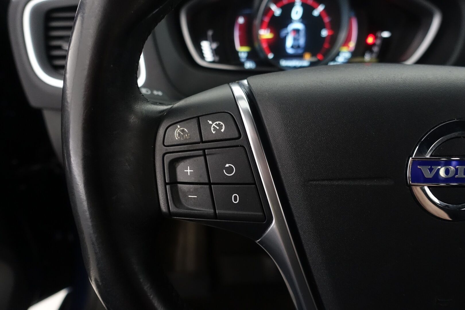 Volvo V40 2015 D2 Ocean Race Business aut - | Facelift | Suomi-auto | Koukku | Nahkapenkit | Digimittaristo | Hihna vaihdettu 2023 | Vakkari