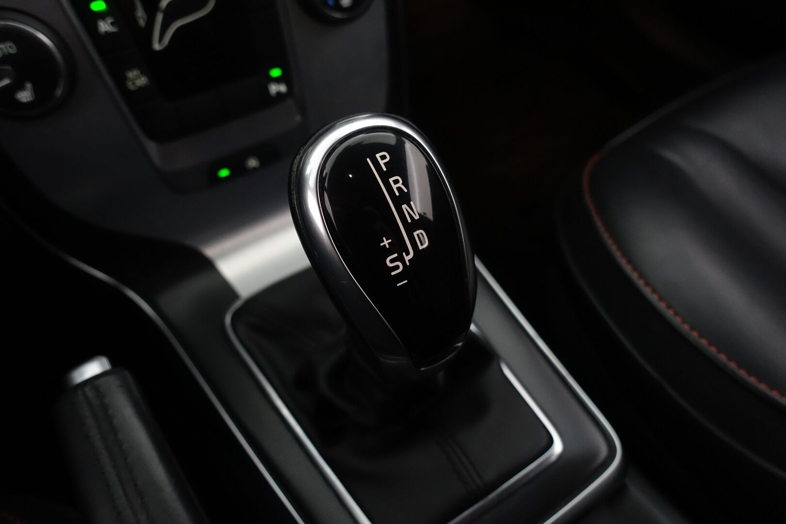 Volvo V40 2015 D2 Ocean Race Business aut - | Facelift | Suomi-auto | Koukku | Nahkapenkit | Digimittaristo | Hihna vaihdettu 2023 | Vakkari