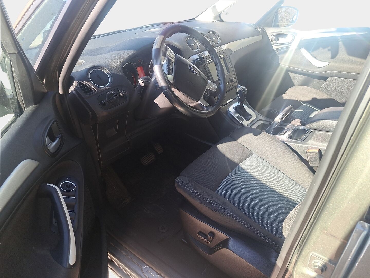 Ford S-Max 2015 2,0 TDCi 140 hv 7-p ** Suomi-Auto / Webasto / Tutkat / Navi / Siisti / Maltilliset kilsat* - Kahdet renkaat vanteineen! Hyvä huoltohistoria! 