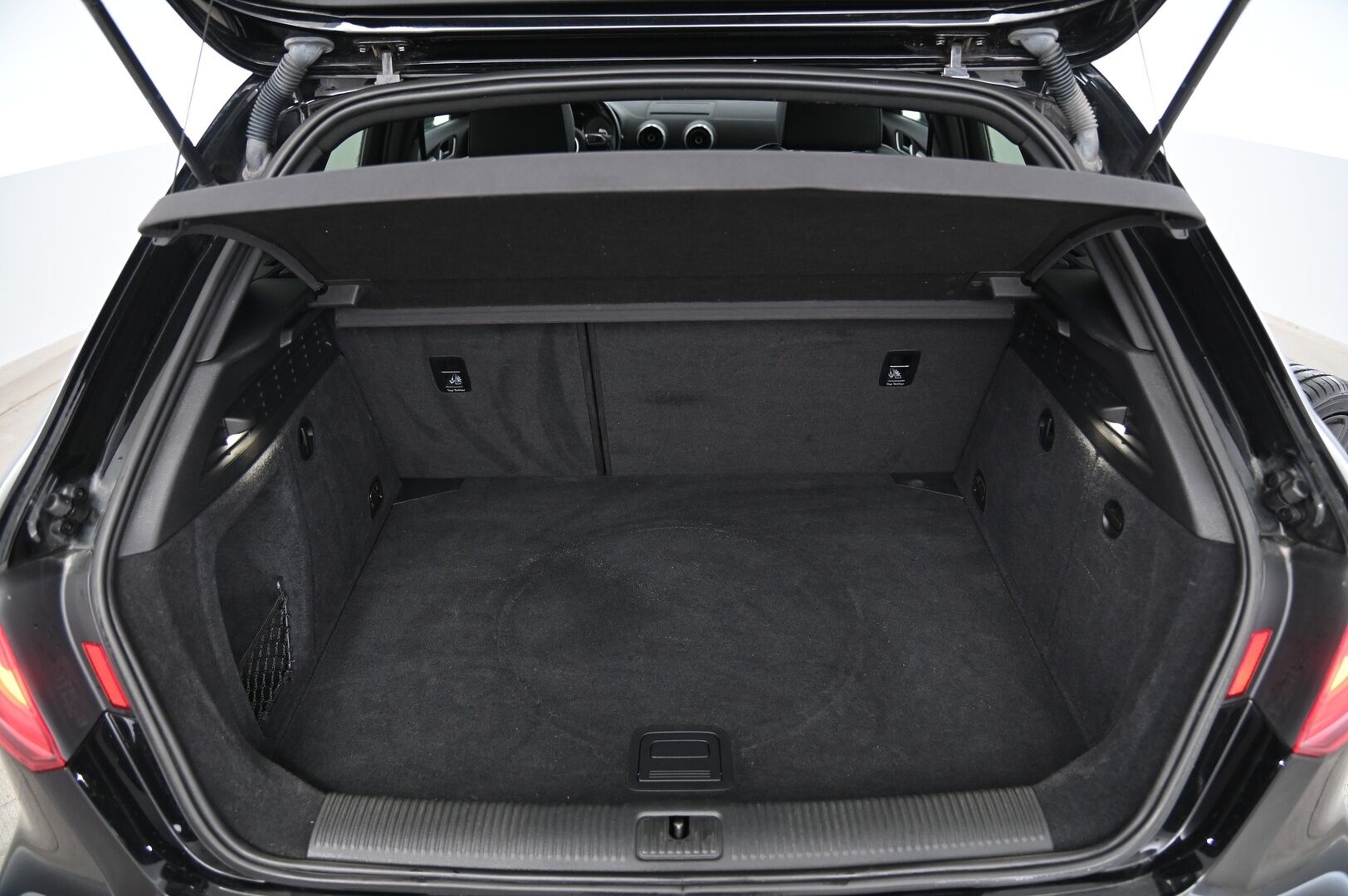 Audi S3 2015 Sportback 2,0 TFSI 221 kW quattro S tronic * Suomi-auto / Lohko / Navi / Vakkari / 2x Alut * - Flatbottom ratti / Sporttipenkit / Nahka-Alcantara