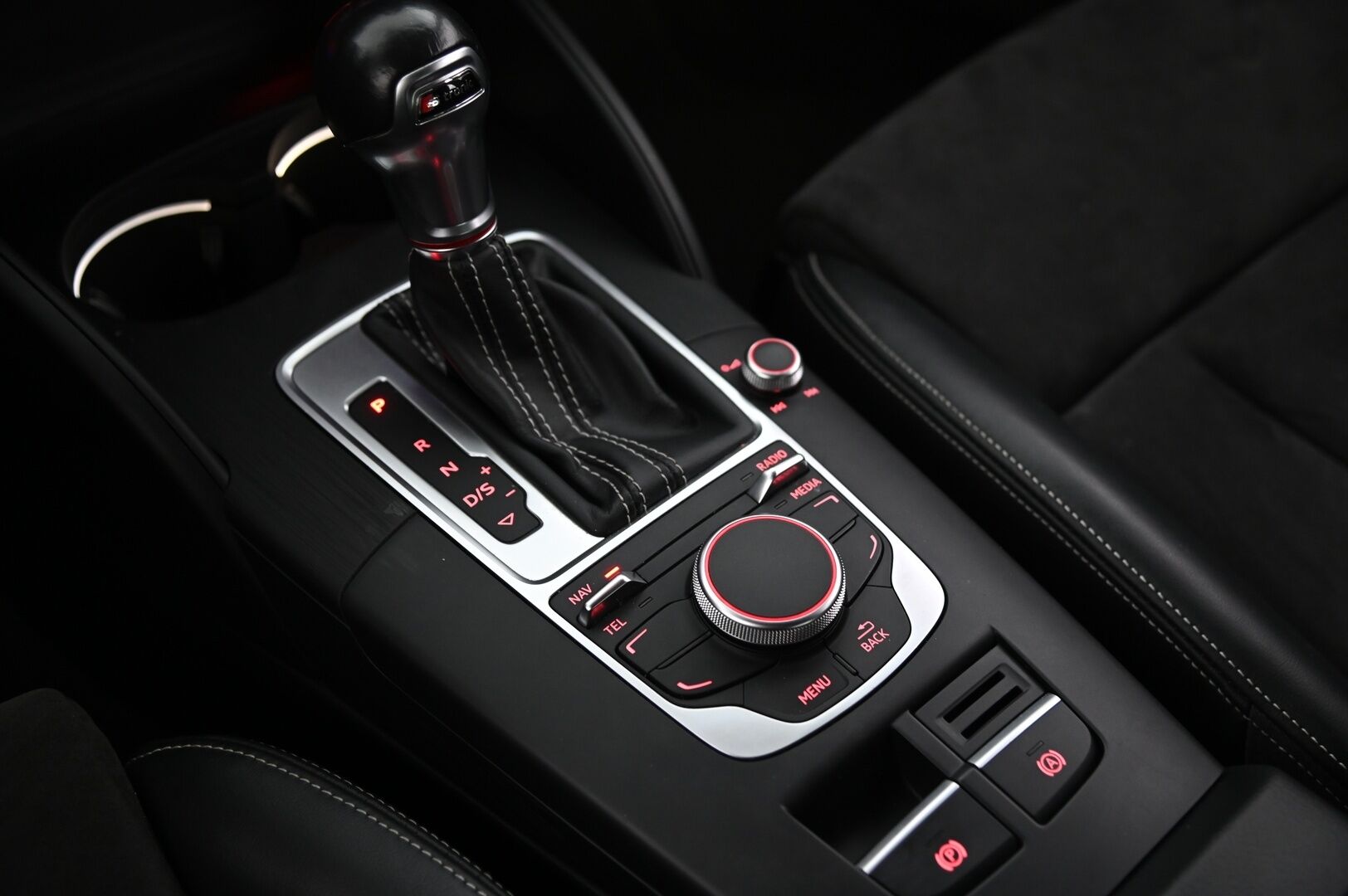 Audi S3 2015 Sportback 2,0 TFSI 221 kW quattro S tronic * Suomi-auto / Lohko / Navi / Vakkari / 2x Alut * - Flatbottom ratti / Sporttipenkit / Nahka-Alcantara