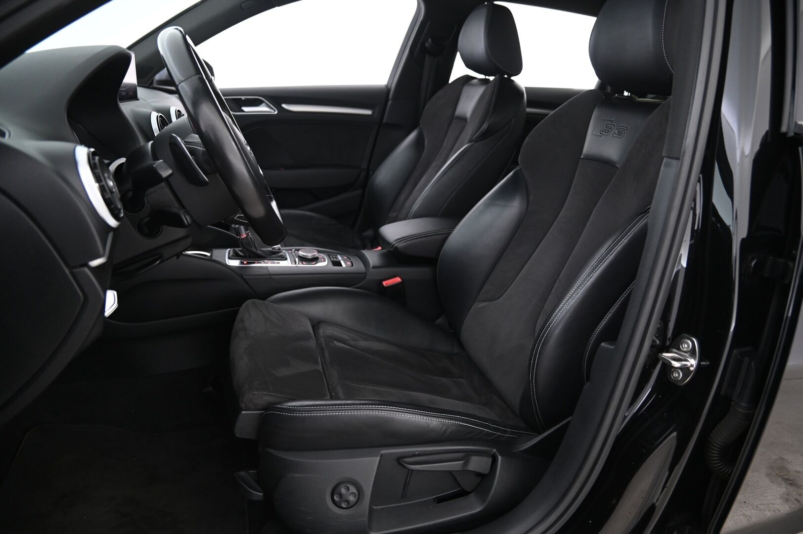 Audi S3 2015 Sportback 2,0 TFSI 221 kW quattro S tronic * Suomi-auto / Lohko / Navi / Vakkari / 2x Alut * - Flatbottom ratti / Sporttipenkit / Nahka-Alcantara