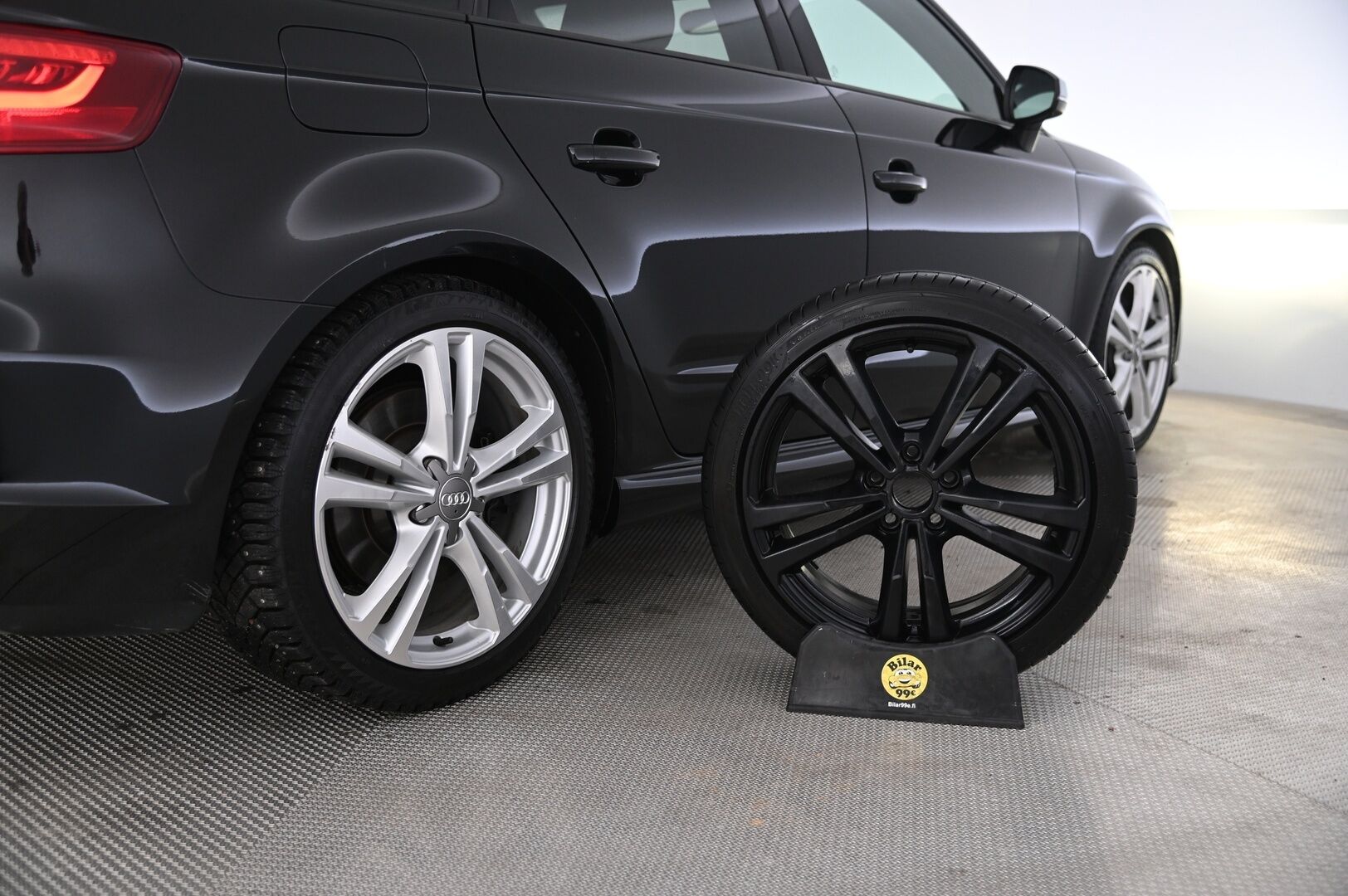 Audi S3 2015 Sportback 2,0 TFSI 221 kW quattro S tronic * Suomi-auto / Lohko / Navi / Vakkari / 2x Alut * - Flatbottom ratti / Sporttipenkit / Nahka-Alcantara - HULLUT AVAJAISHULINAT KORKOTARJOUS 3,29 %