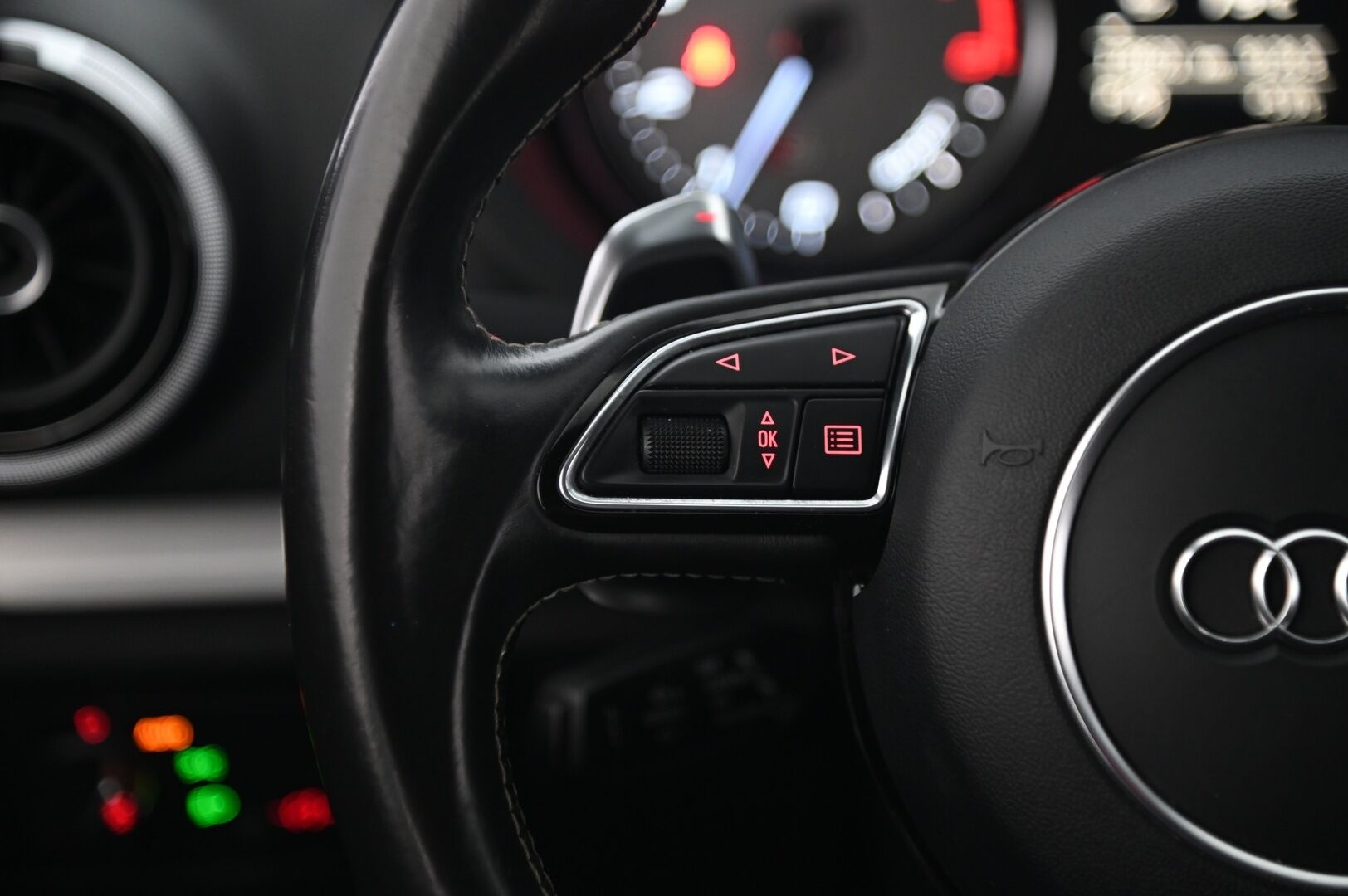 Audi S3 2015 Sportback 2,0 TFSI 221 kW quattro S tronic - Suomi-auto | Lohko | Navi | Vakkari | Flatbottom ratti | Sporttipenkit | Nahka-Alcantara