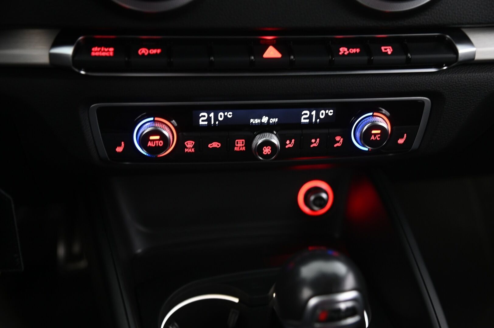 Audi S3 2015 Sportback 2,0 TFSI 221 kW quattro S tronic * Suomi-auto / Lohko / Navi / Vakkari / 2x Alut * - Flatbottom ratti / Sporttipenkit / Nahka-Alcantara